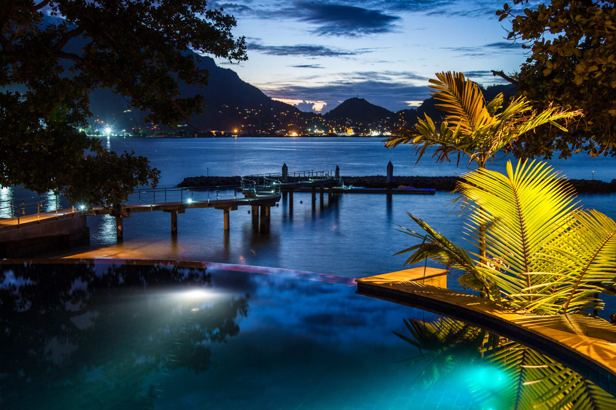 Cerf Island Resort in Outer Islands: Seychellen Cerf Island Resort Round Pool at Night