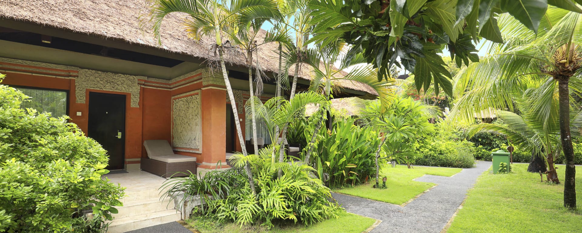 Legian Beach Hotel in Süd-Bali: Legian Beach Deluxe Gartenbungalow