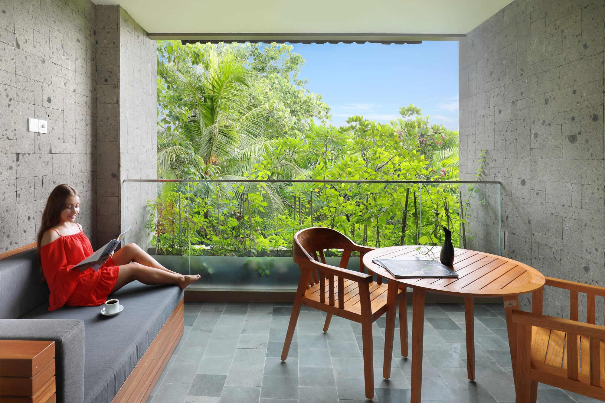 Legian Beach Hotel in Süd-Bali: Legian Beach Deluxe Garten Zimmer Balkon