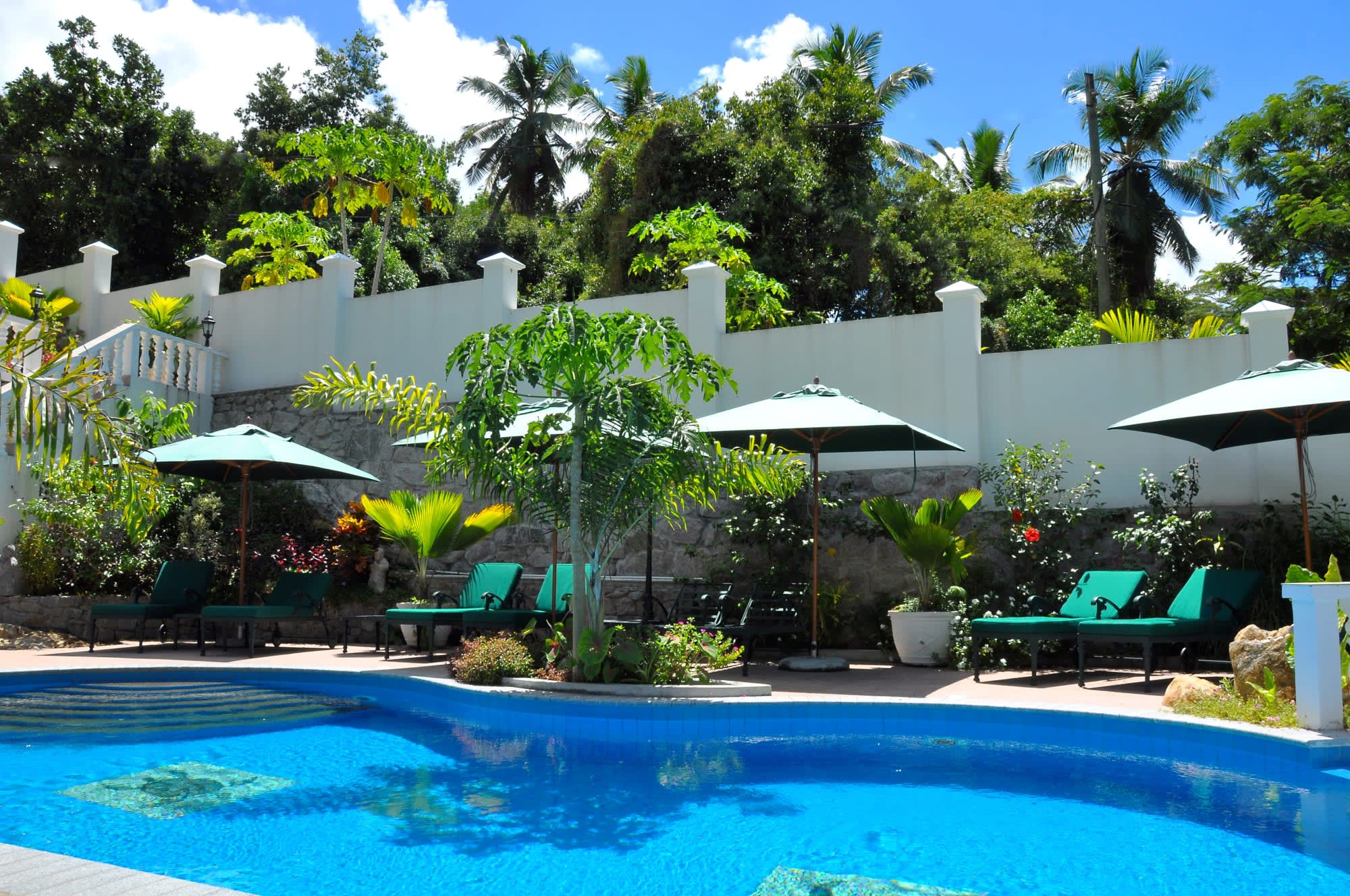 Hannemann Holiday Residence in Mahé:  Hannemann Holiday Residence Pool und Garten
