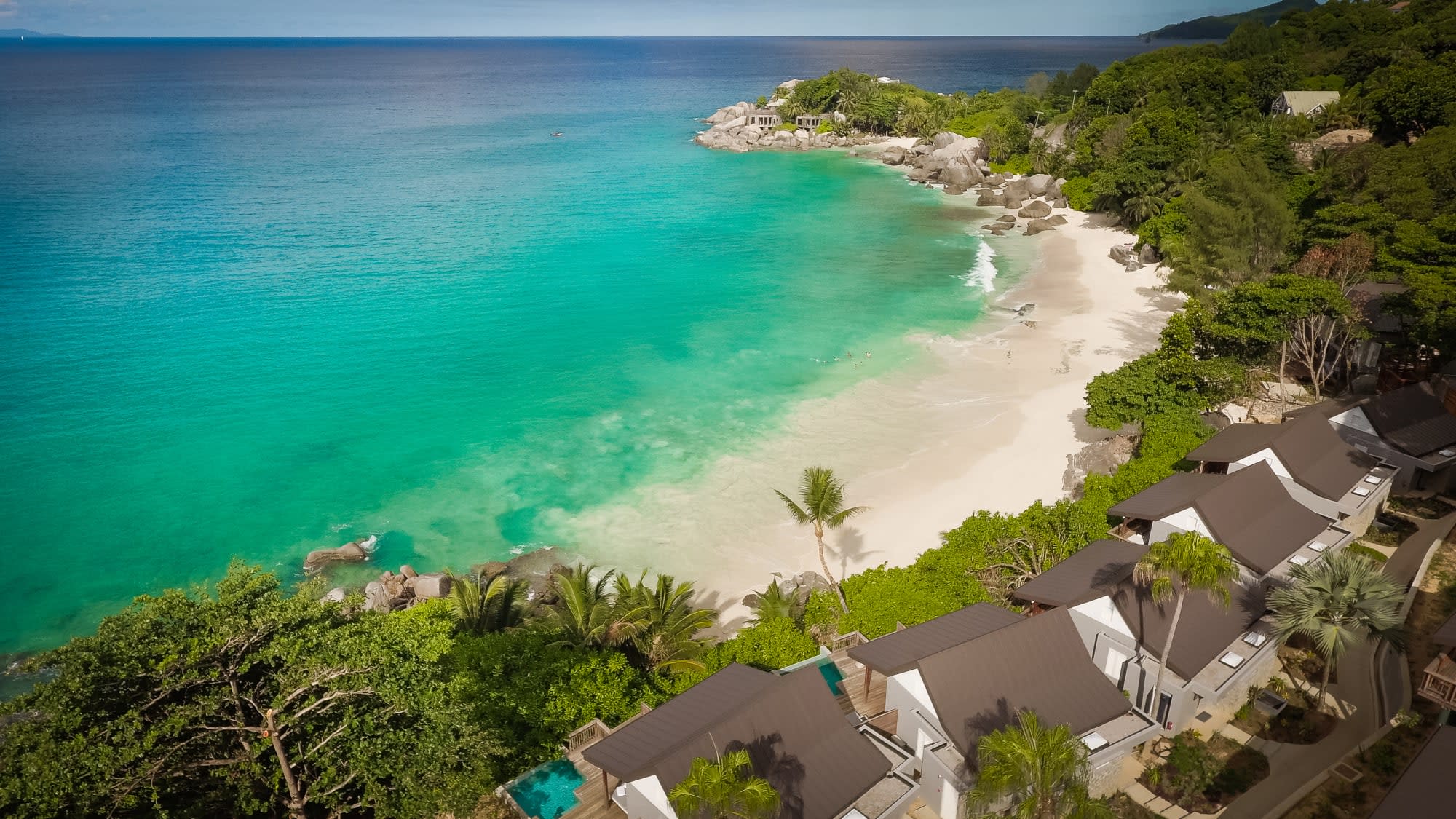 Carana Beach Hotel in Mahé:  Carana Beach Hotel - Strand