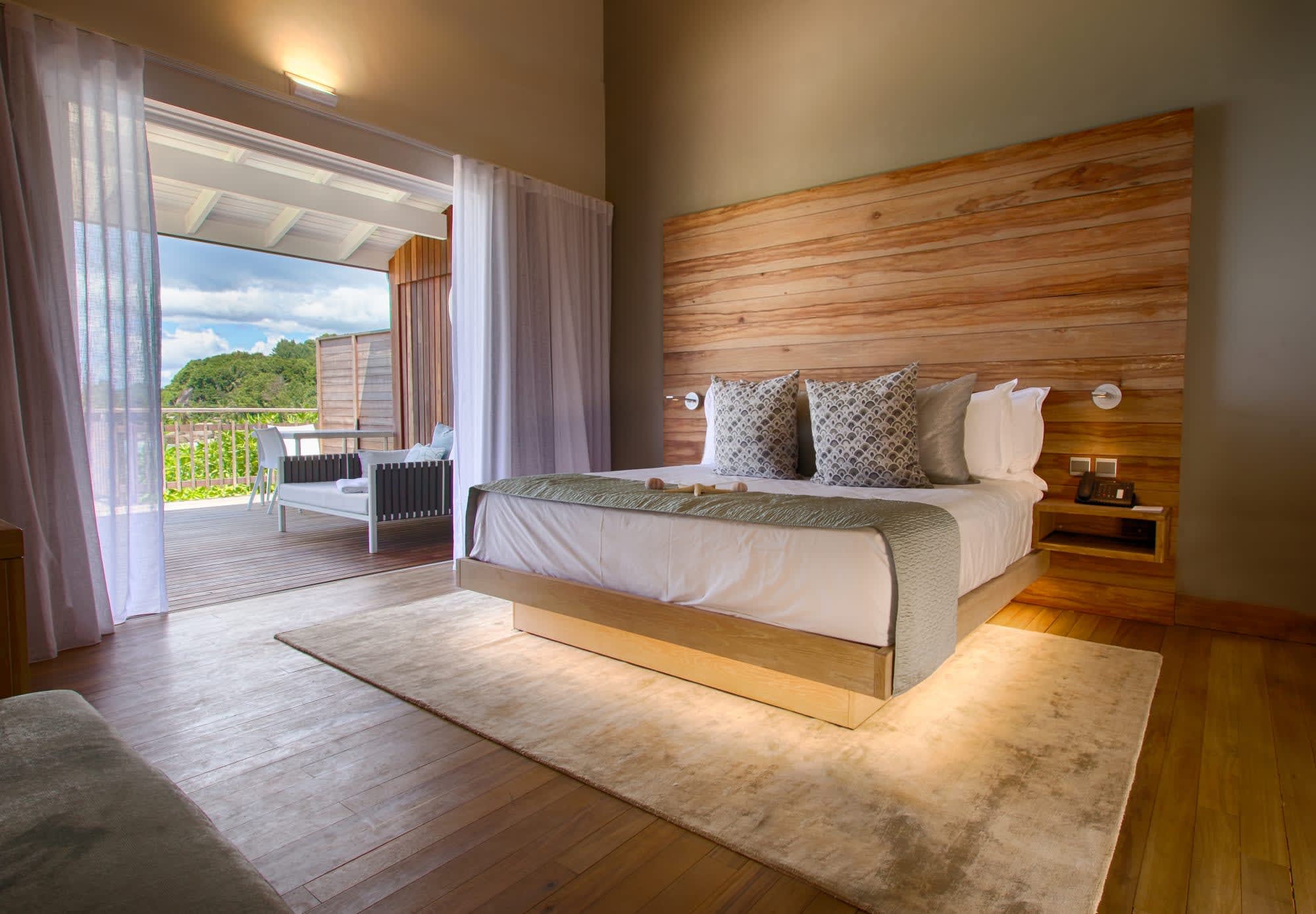 Carana Beach Hotel in Mahé:  Carana Beach Hotel Chalet Bedroom