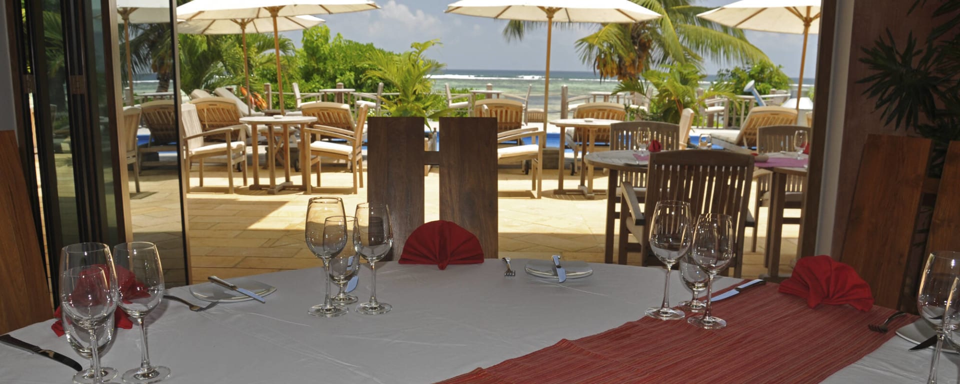 Crown Beach in Mahé: Crown Beach Restaurant
