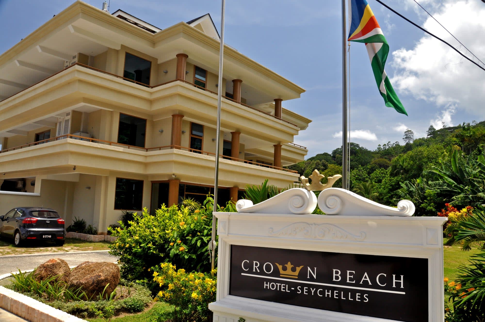 Crown Beach in Mahé: Crown Beach Entrance