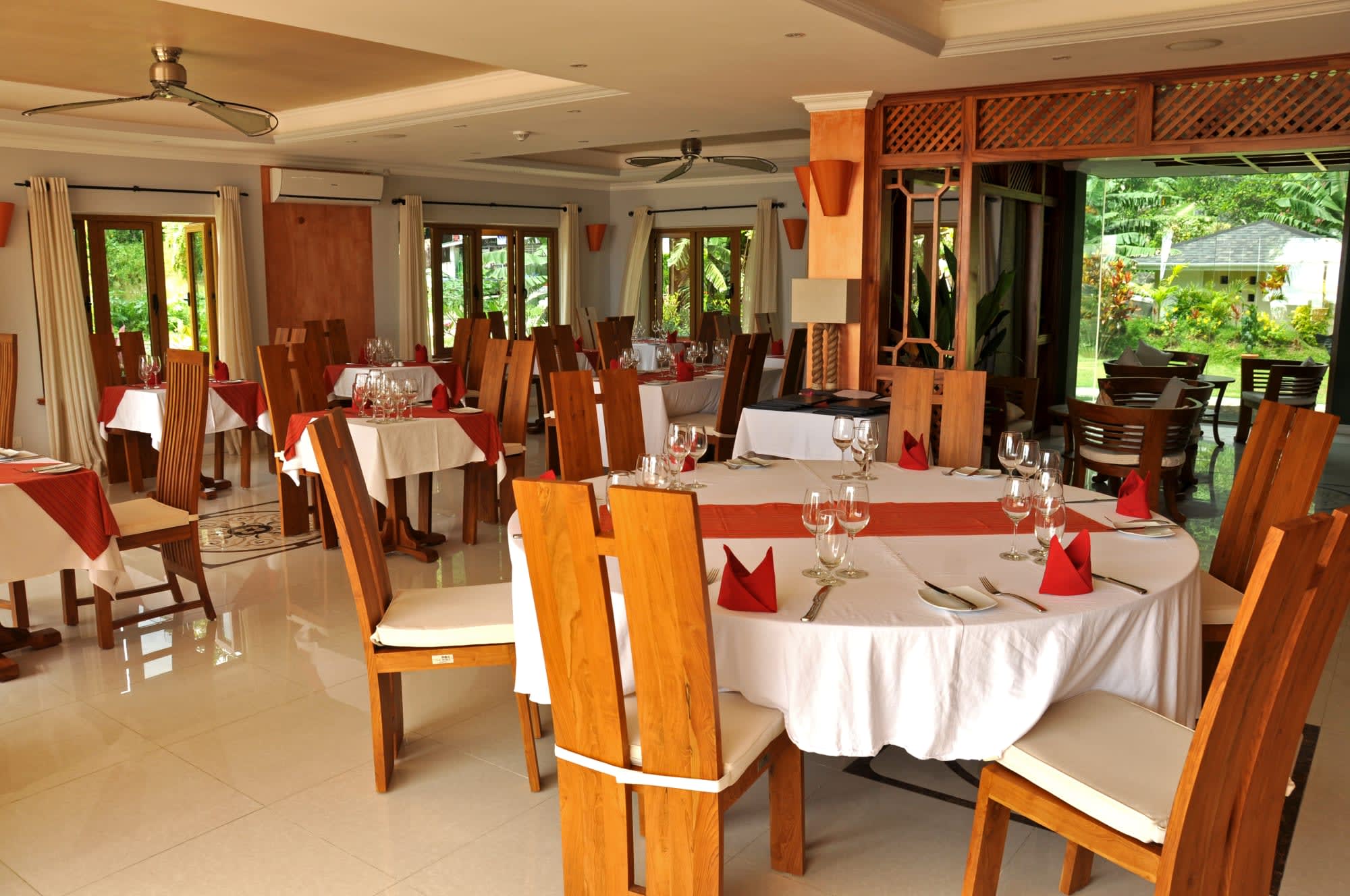 Crown Beach in Mahé: Crown Beach Restaurant