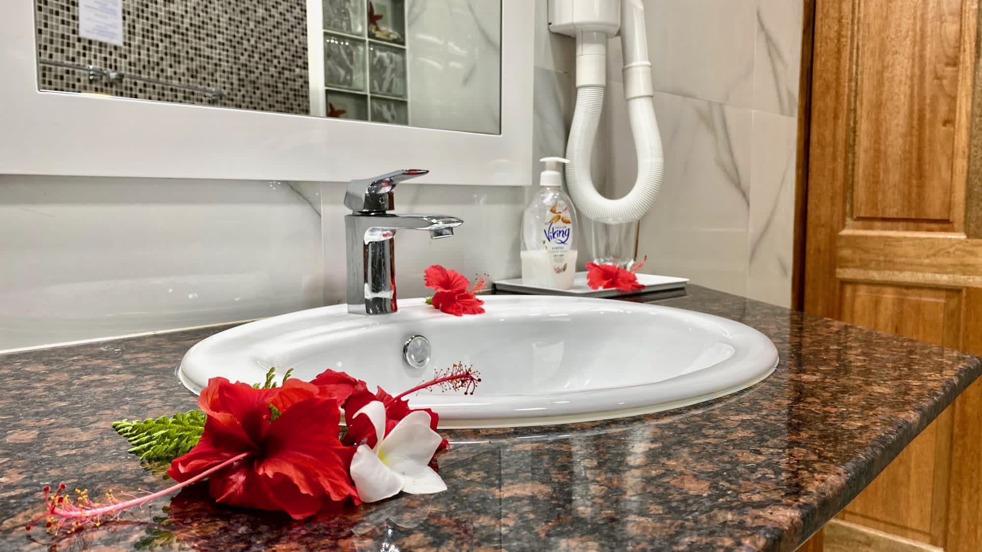 Beach Villa in Praslin:  Beach Villa Praslin Badezimmer