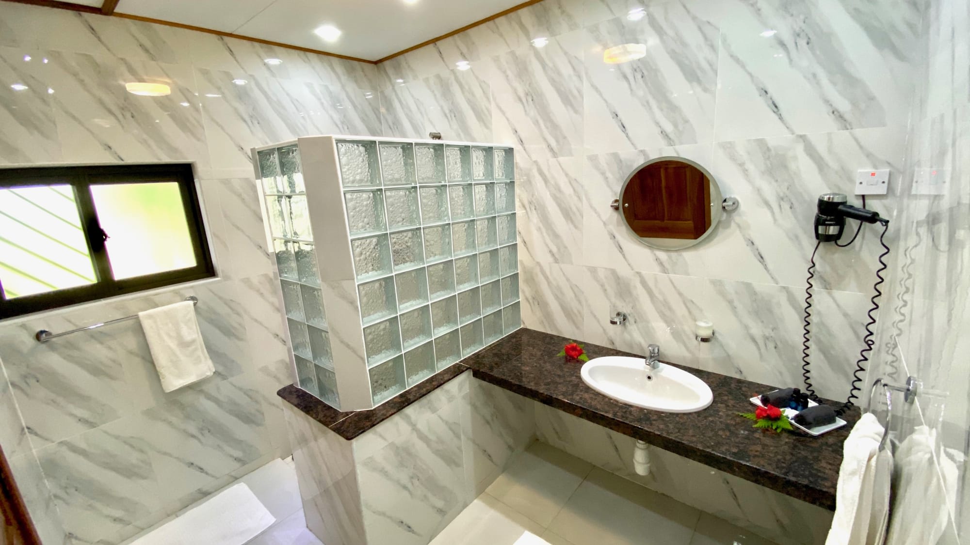 Beach Villa in Praslin:  Beach Villa Praslin Badezimmer