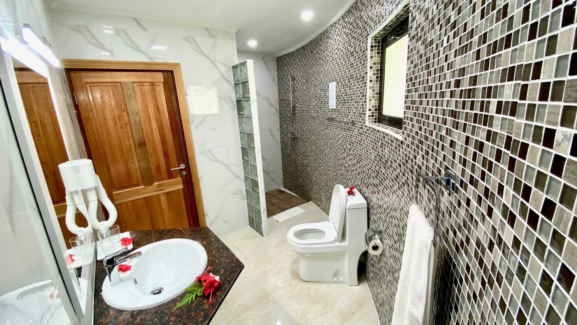 Beach Villa in Praslin:  Beach Villa Praslin Badezimmer