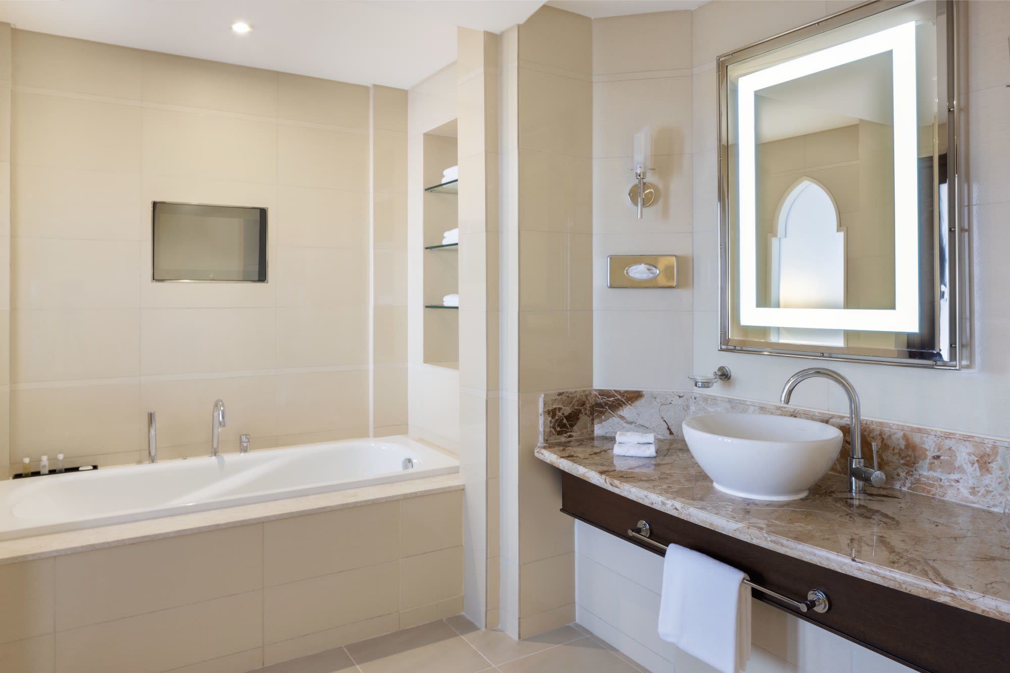 Sheraton Oman in Muscat: Junior Suite