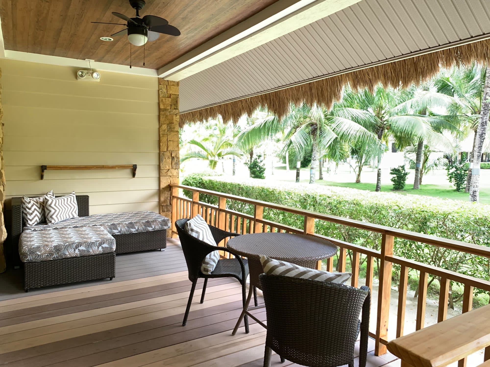 Bohol Beach Club:  Bohol Beach Club - Beachview Suite Veranda