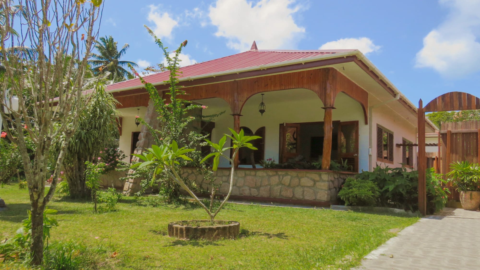 The Islander's Hotel in Praslin: The Islanders Hotel - Deluxe Apartement