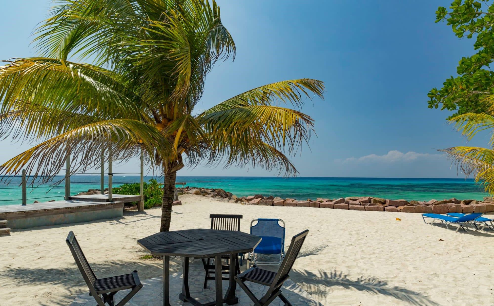 The Islander's Hotel in Praslin: The Islanders Hotel - Beach
