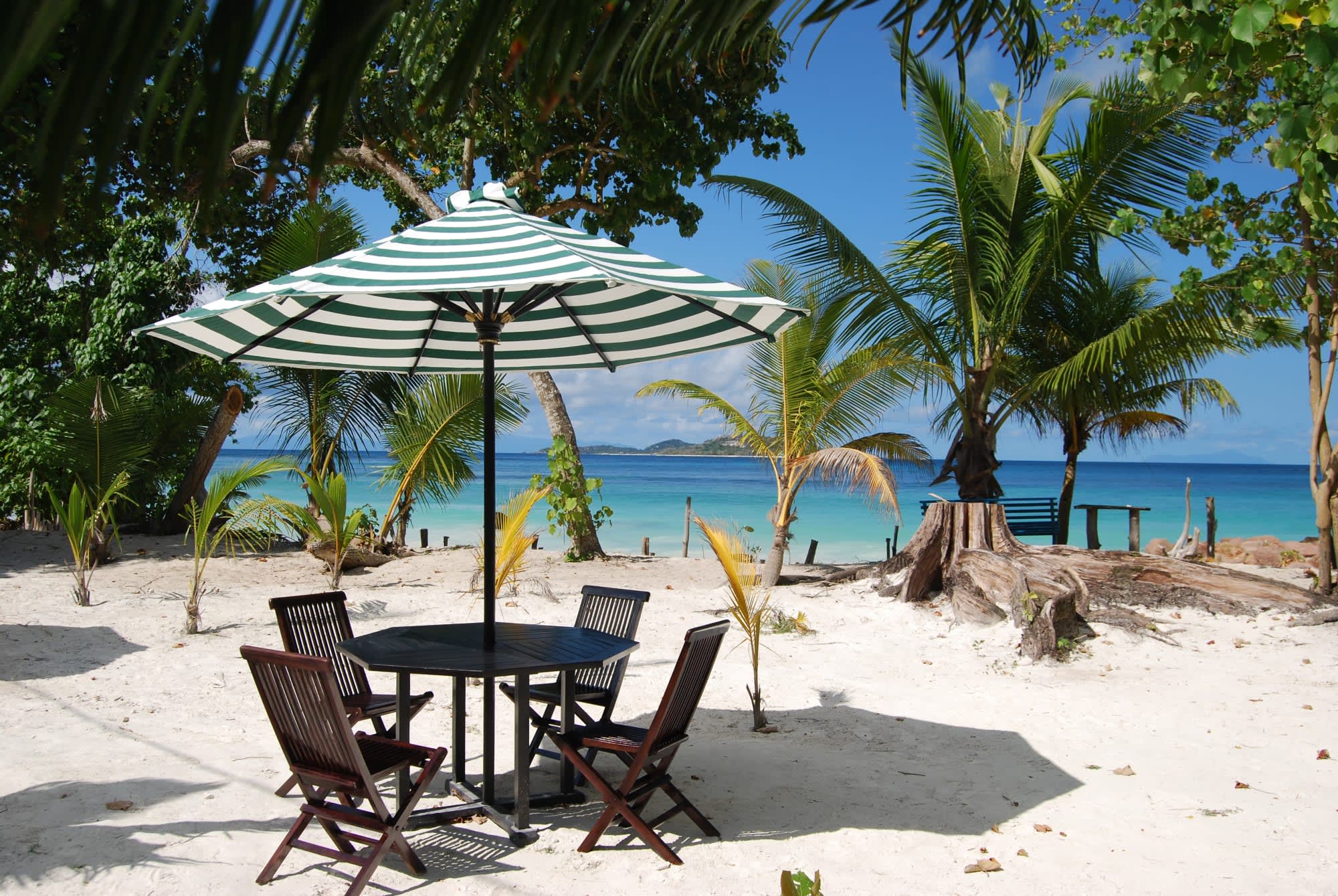 The Islander's Hotel in Praslin: Seychellen The Islanders Hotel Strand