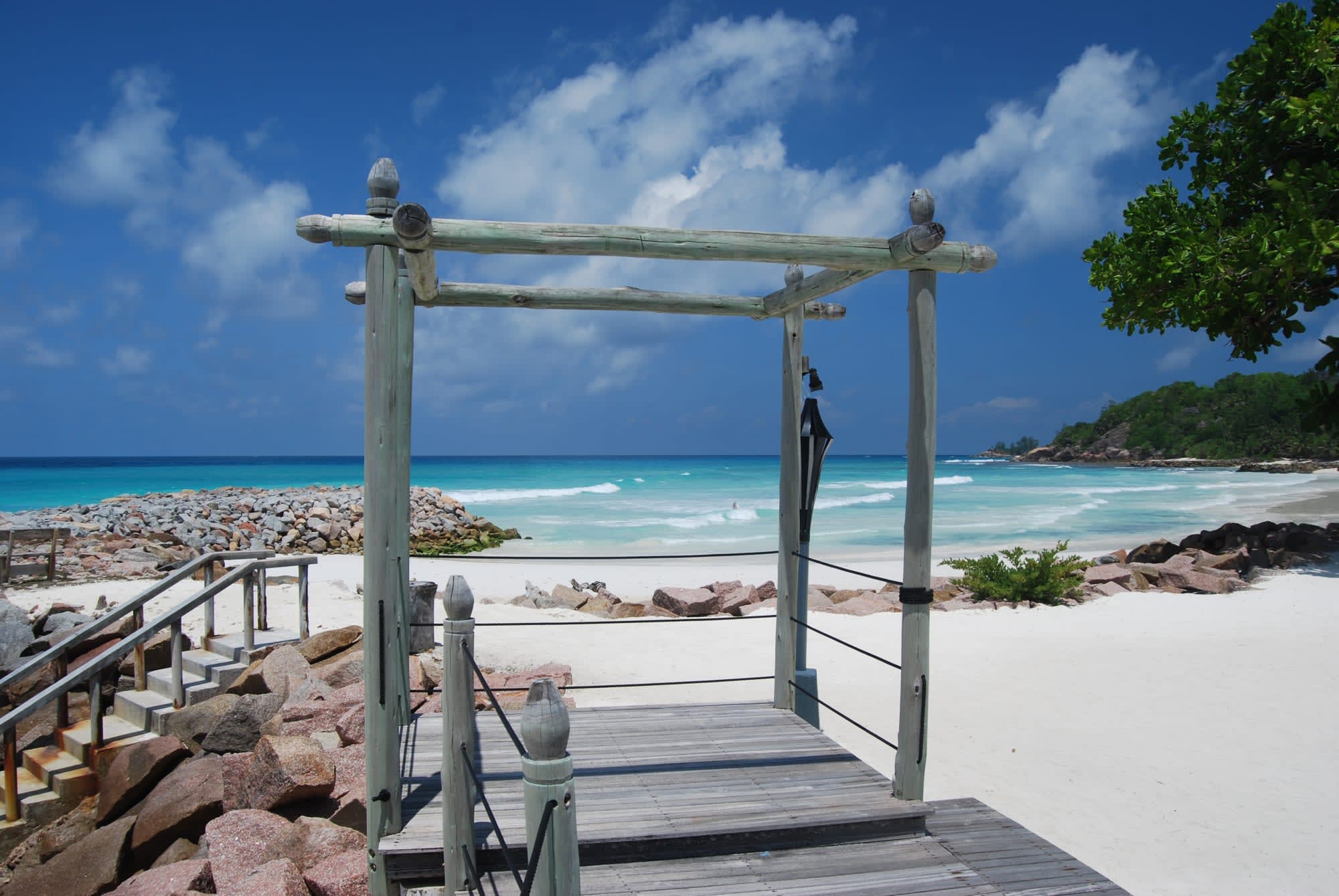 The Islander's Hotel in Praslin: The Islanders Hotel - Strand