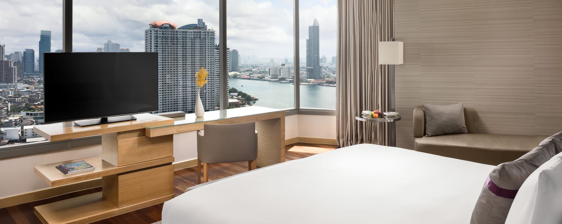 AVANI+ Riverside Bangkok Hotel:  Bangkok AVANI+ Riverside Bangkok Corner Suite