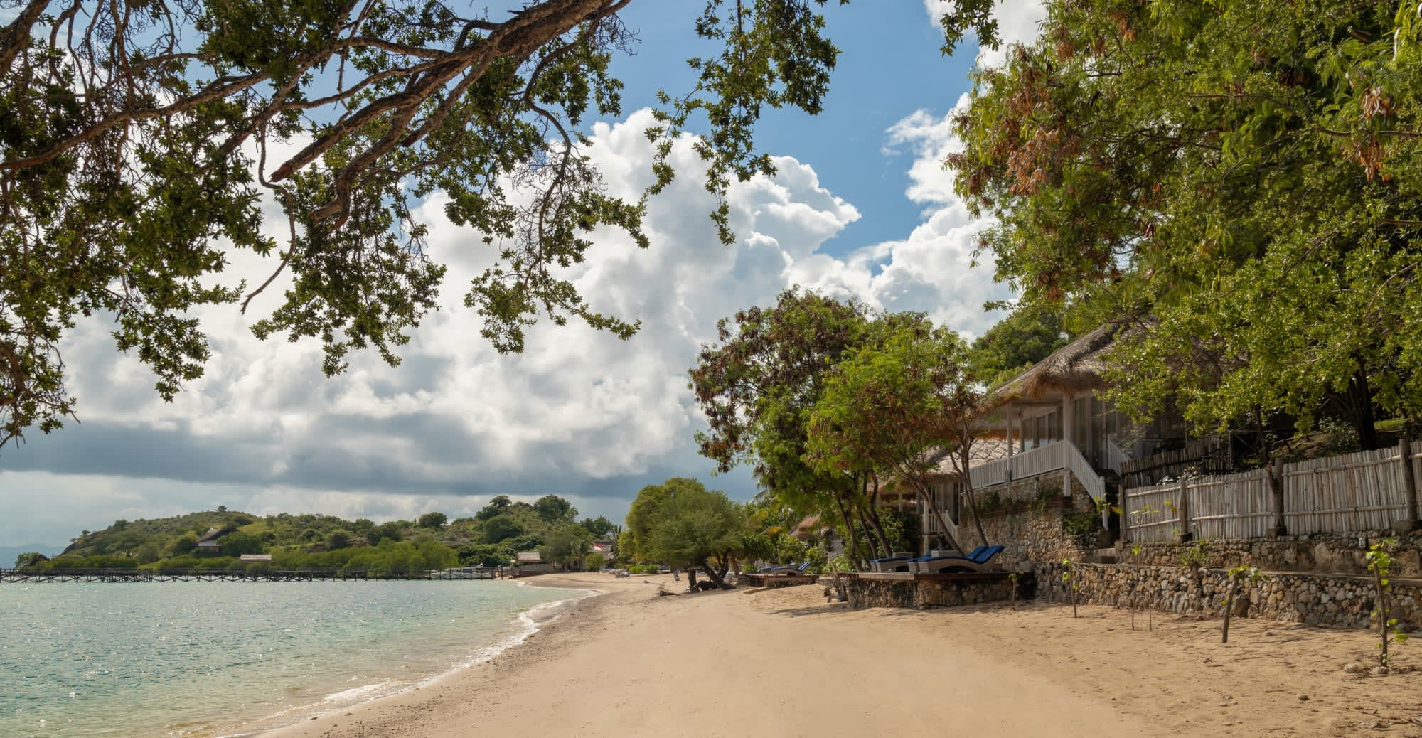Sudamala Resort, Seraya in Labuan Bajo:  Labuan Bajo Sudamala Seraya Strand