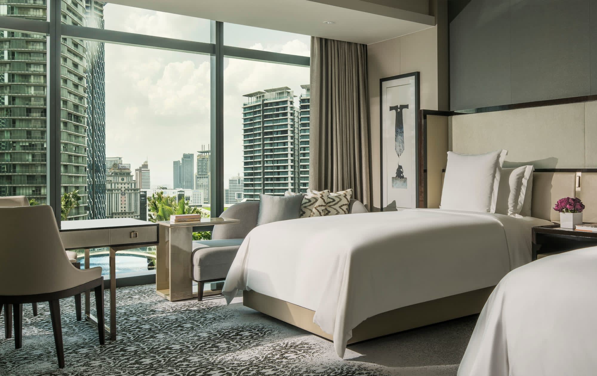 Four Seasons Kuala Lumpur:  Four Seasons Kuala Lumpur Pool Gartenblick Zimmer