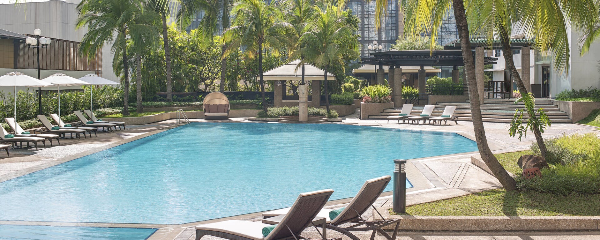 New World Makati Hotel in Manila:  Manila New World Makati Pool