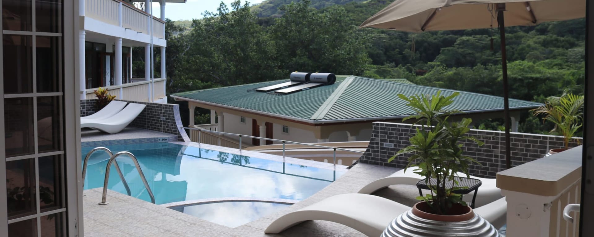 Mountain View Hotel in La Digue: Seychellen Mountain View Hotel Pool