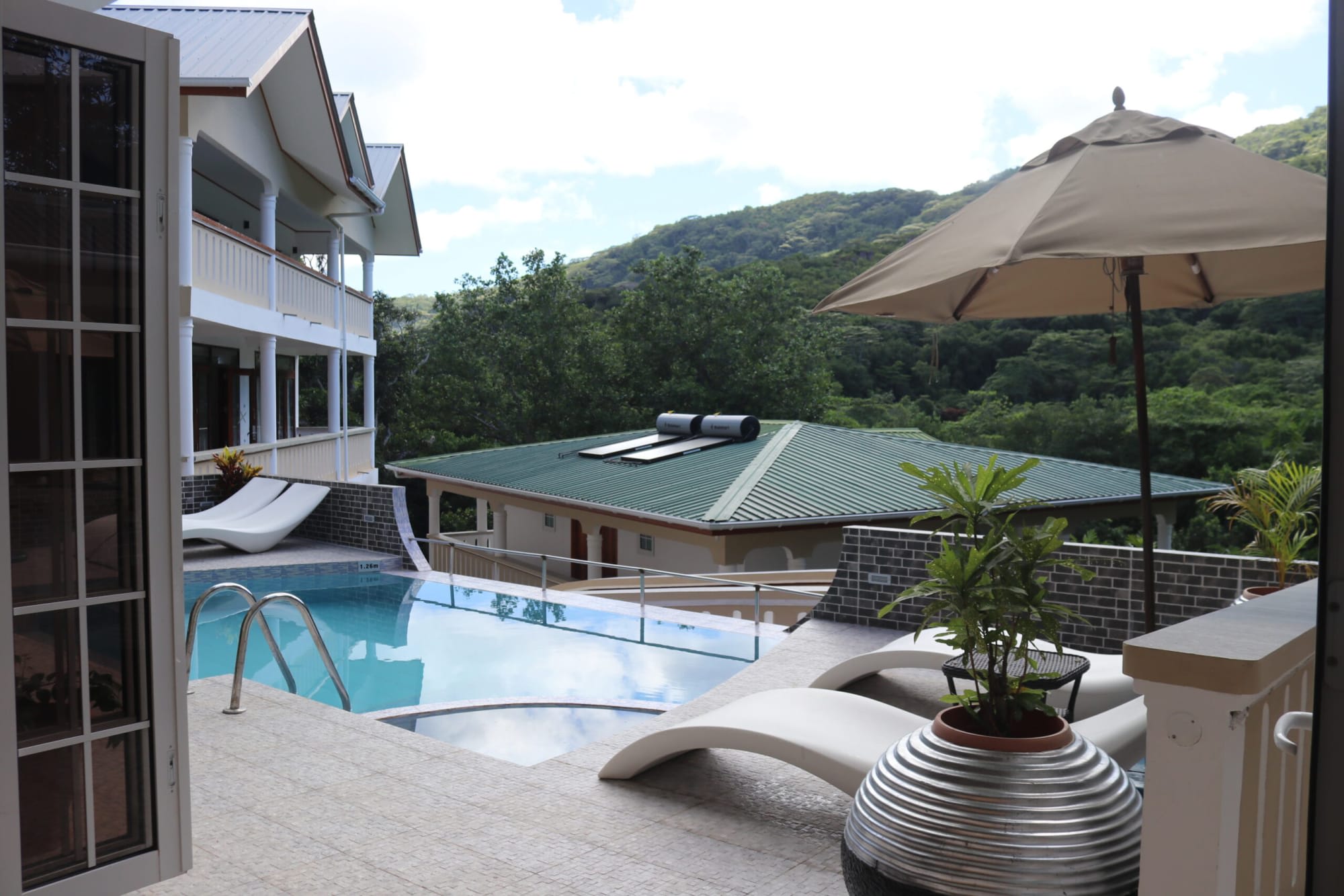 Mountain View Hotel in La Digue: Seychellen Mountain View Hotel Pool
