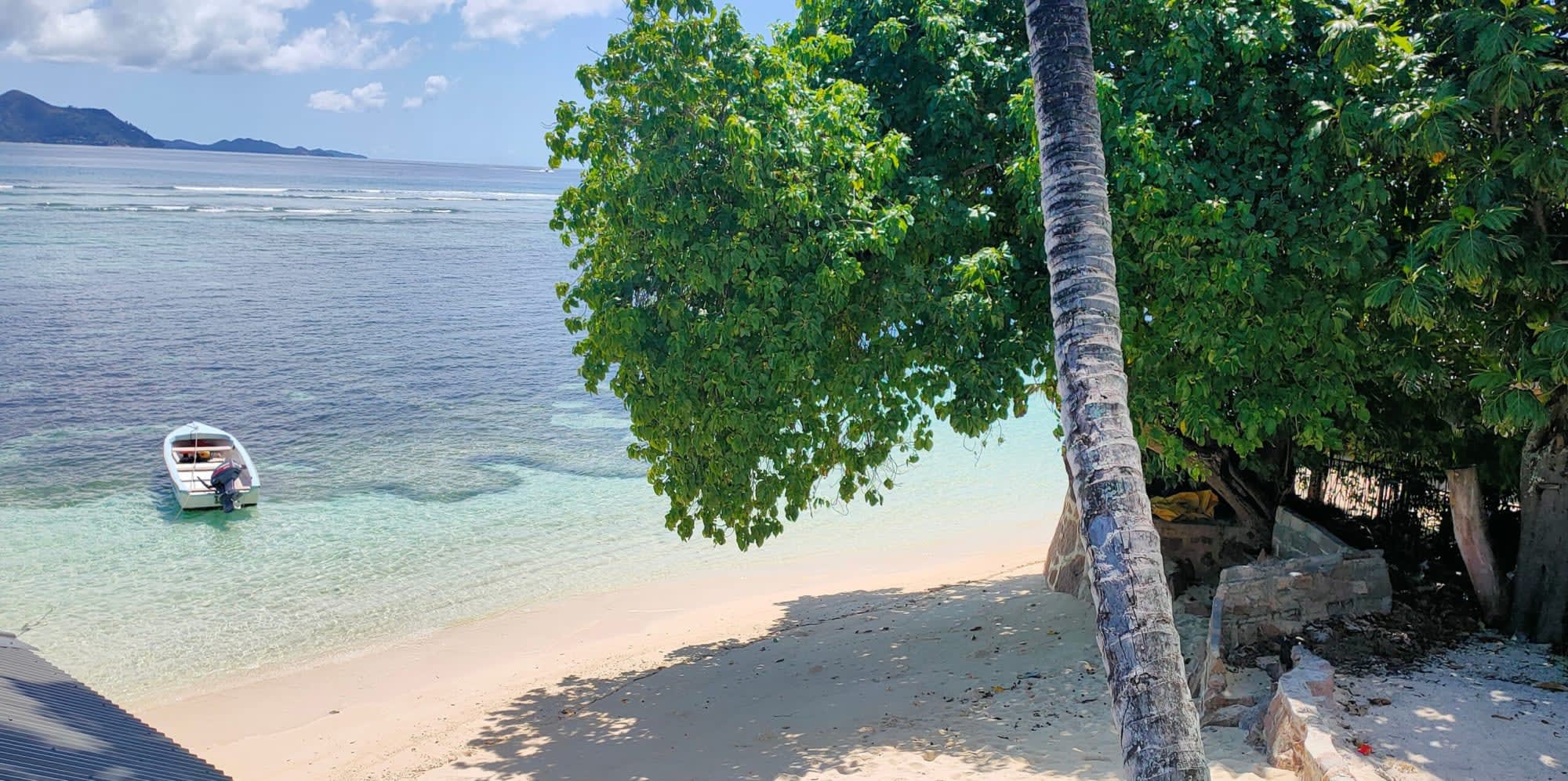 MT Seaside Apartments in La Digue: Seychellen MT Seaside Apartments Strand