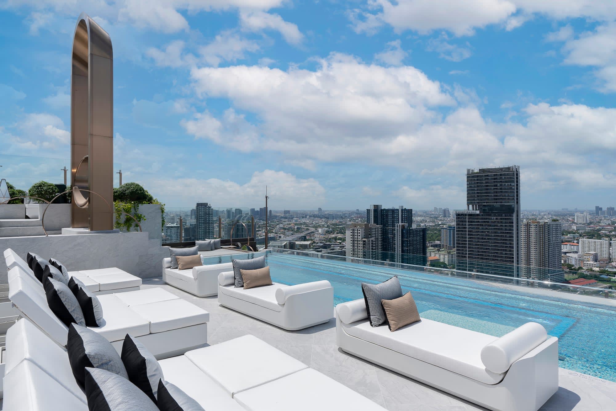 INNSiDE by Melia Bangkok Sukhumvit: Innside by Melia Bangkok Rooftop Swimming Pool