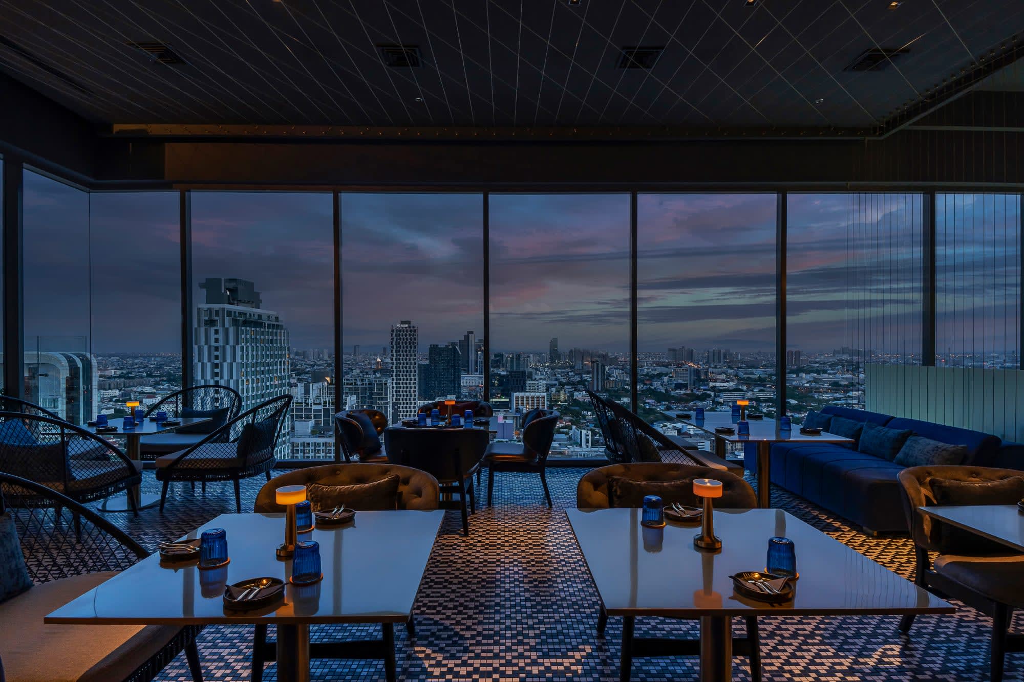 INNSiDE by Melia Bangkok Sukhumvit: Innside by Melia Bangkok Luz Tapas Bar
