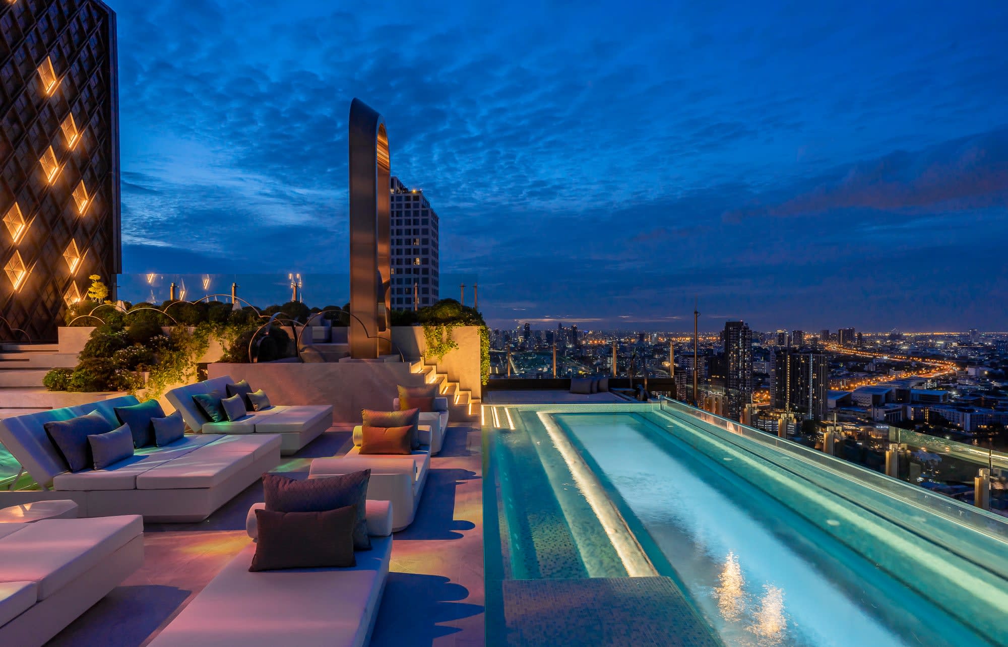 INNSiDE by Melia Bangkok Sukhumvit: Innside by Melia Bangkok Rooftop Swimming Pool Nacht