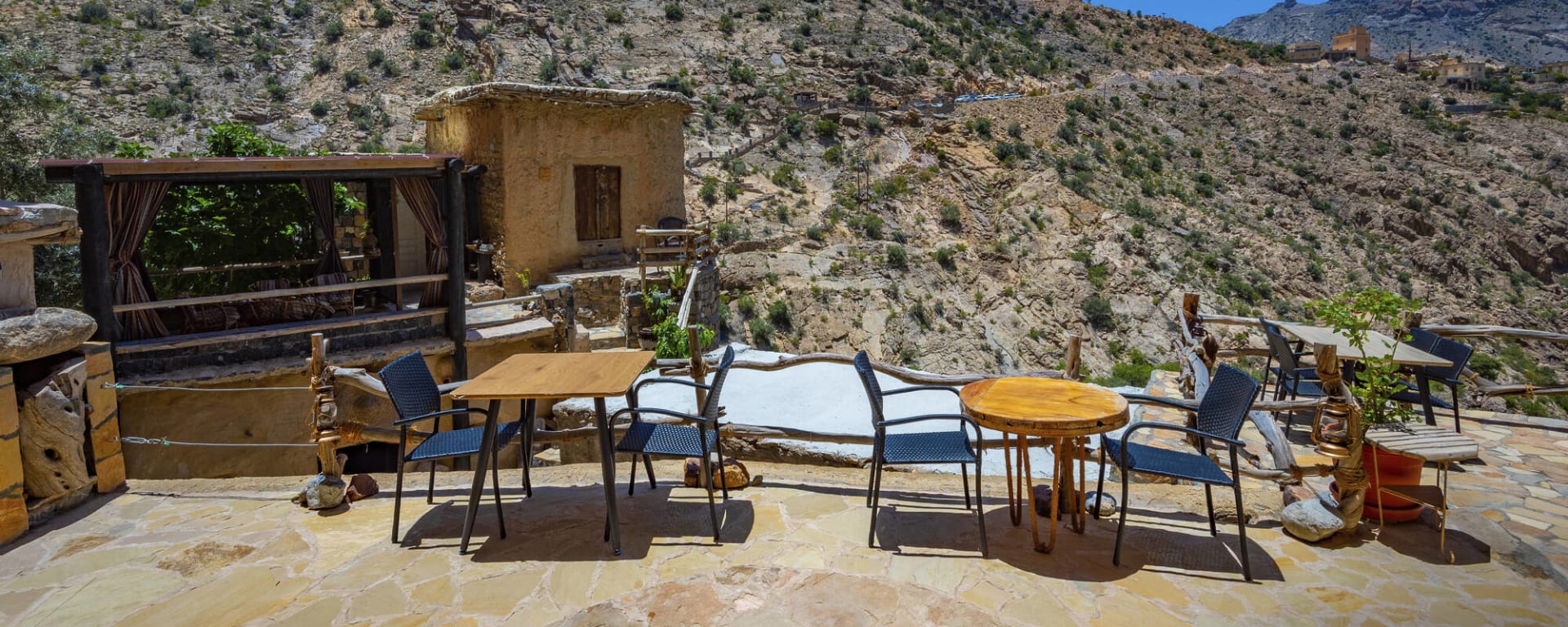 The Suwgra in Gebirge:   Al Suwgra Oman Terrasse
