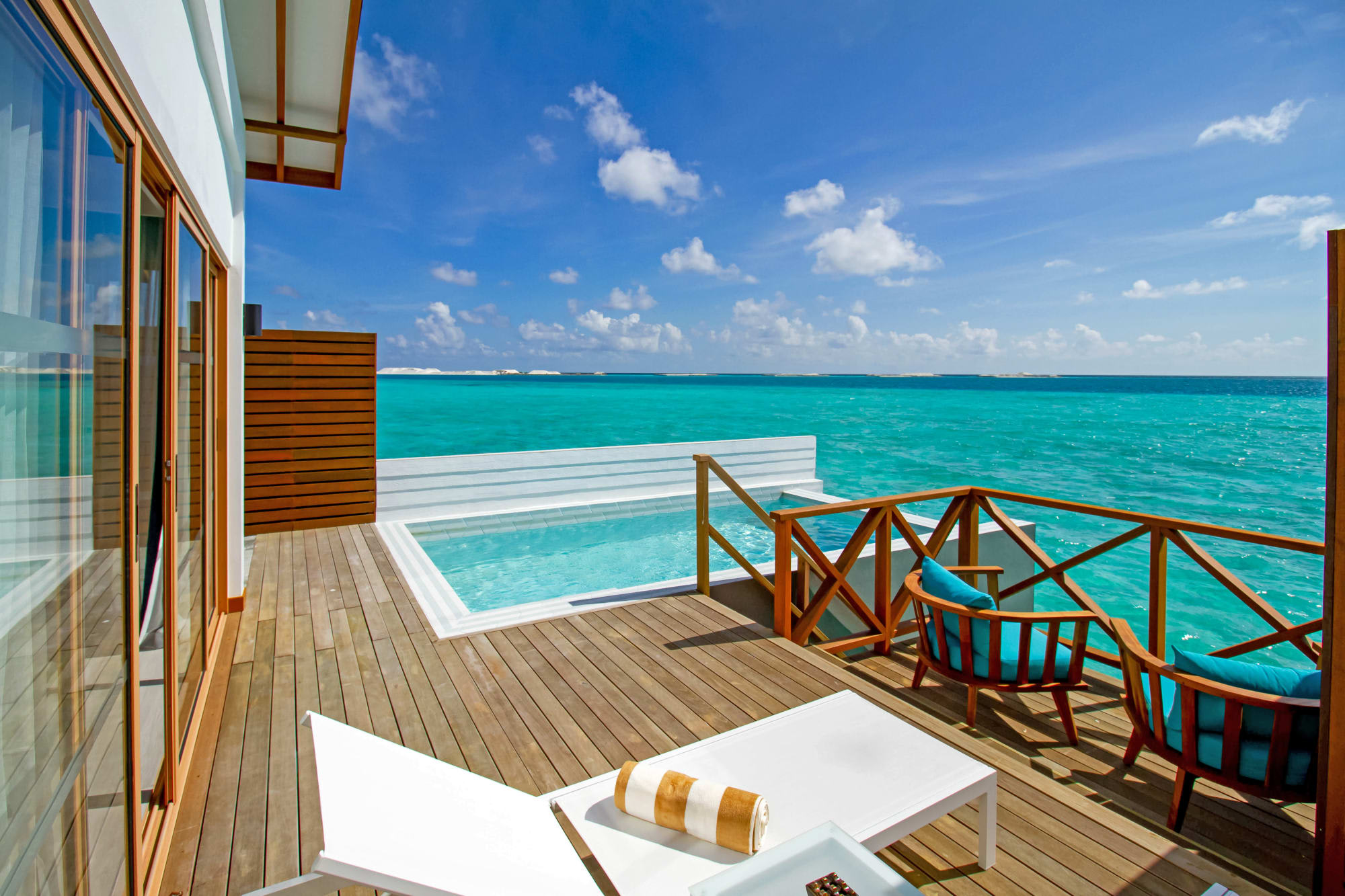 Joy Island Maldives in Malediven: Malediven Joy Island Lagoon Suite Pool