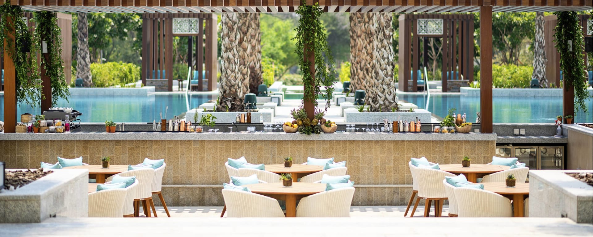 Al Messila, A Luxury Collection Resort & Spa in Doha: Al Messila Doha Lounge am Pool