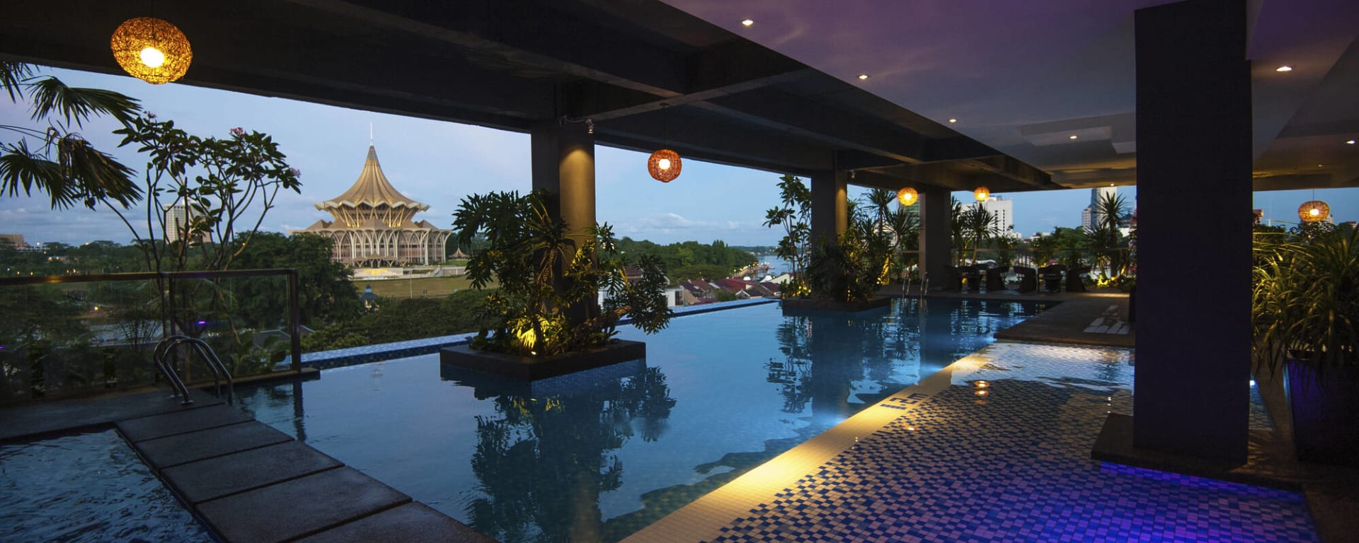 The Waterfront Hotel in Kuching:  Borneo The Waterfront Kuching Pool