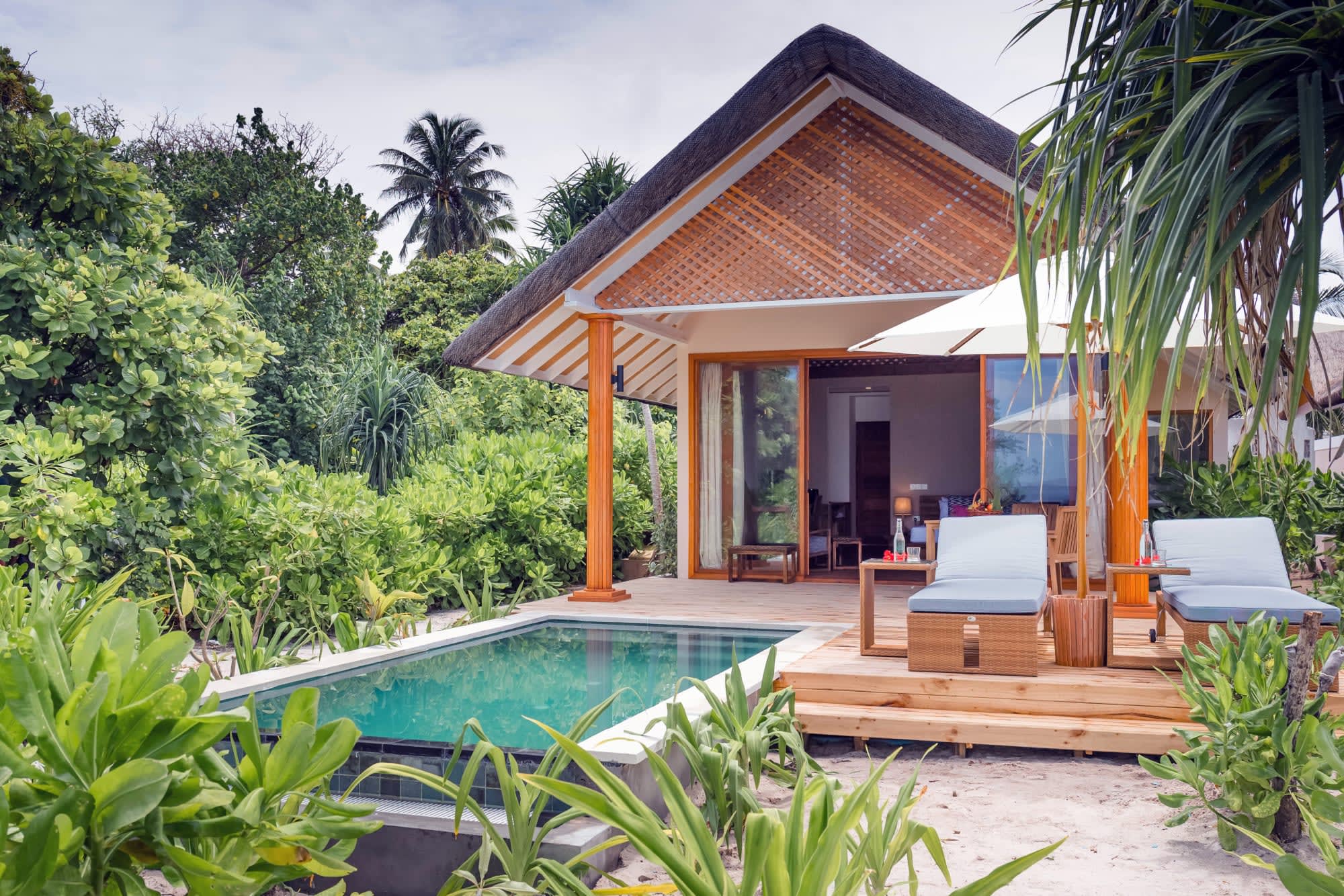 Kudafushi Resort & Spa in Malediven: Kudafushi Resort and Spa - Beach Villa mit Pool