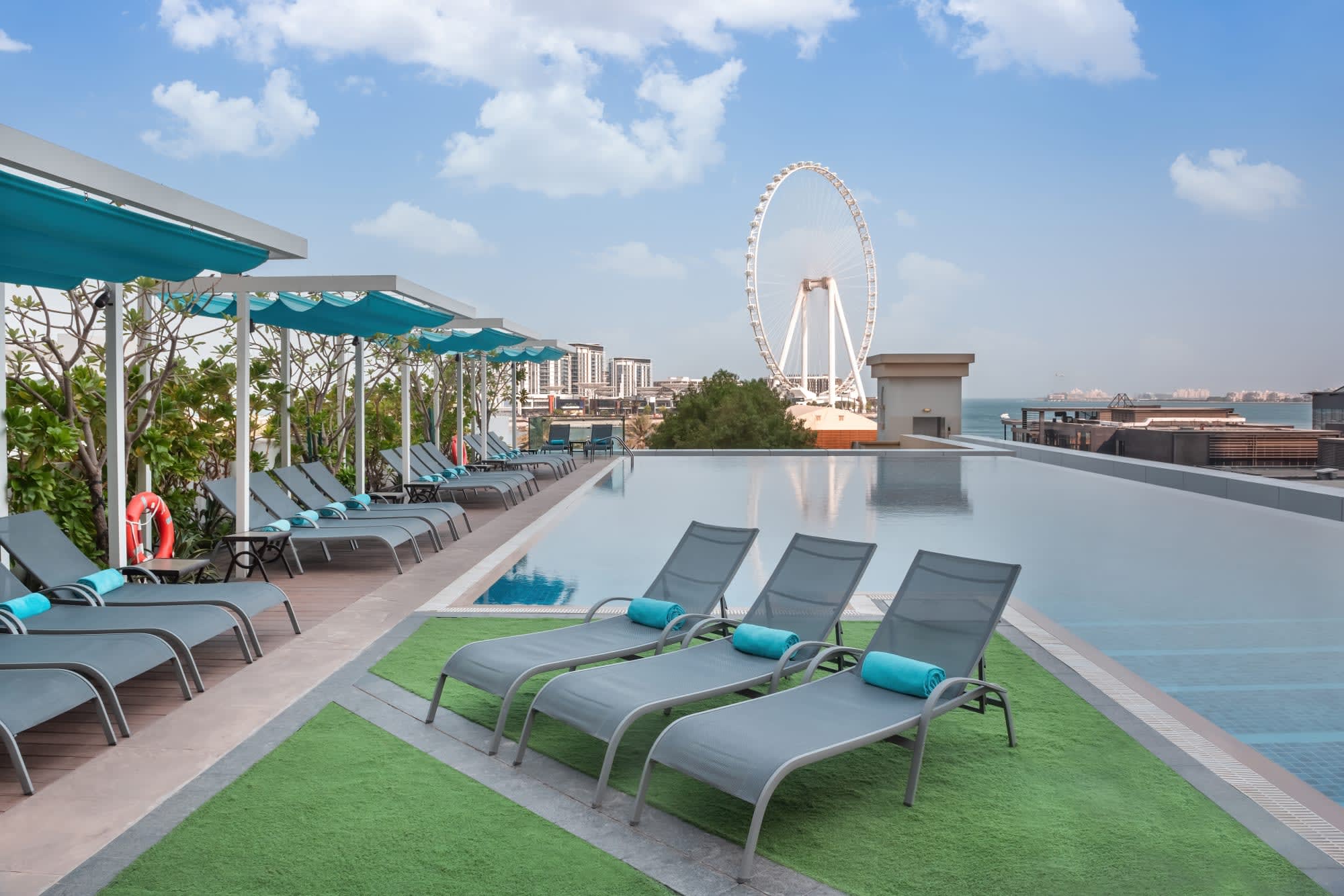 JA Ocean View Hotel in Dubai:  JA Ocean View Hotel - Infinity Pool
