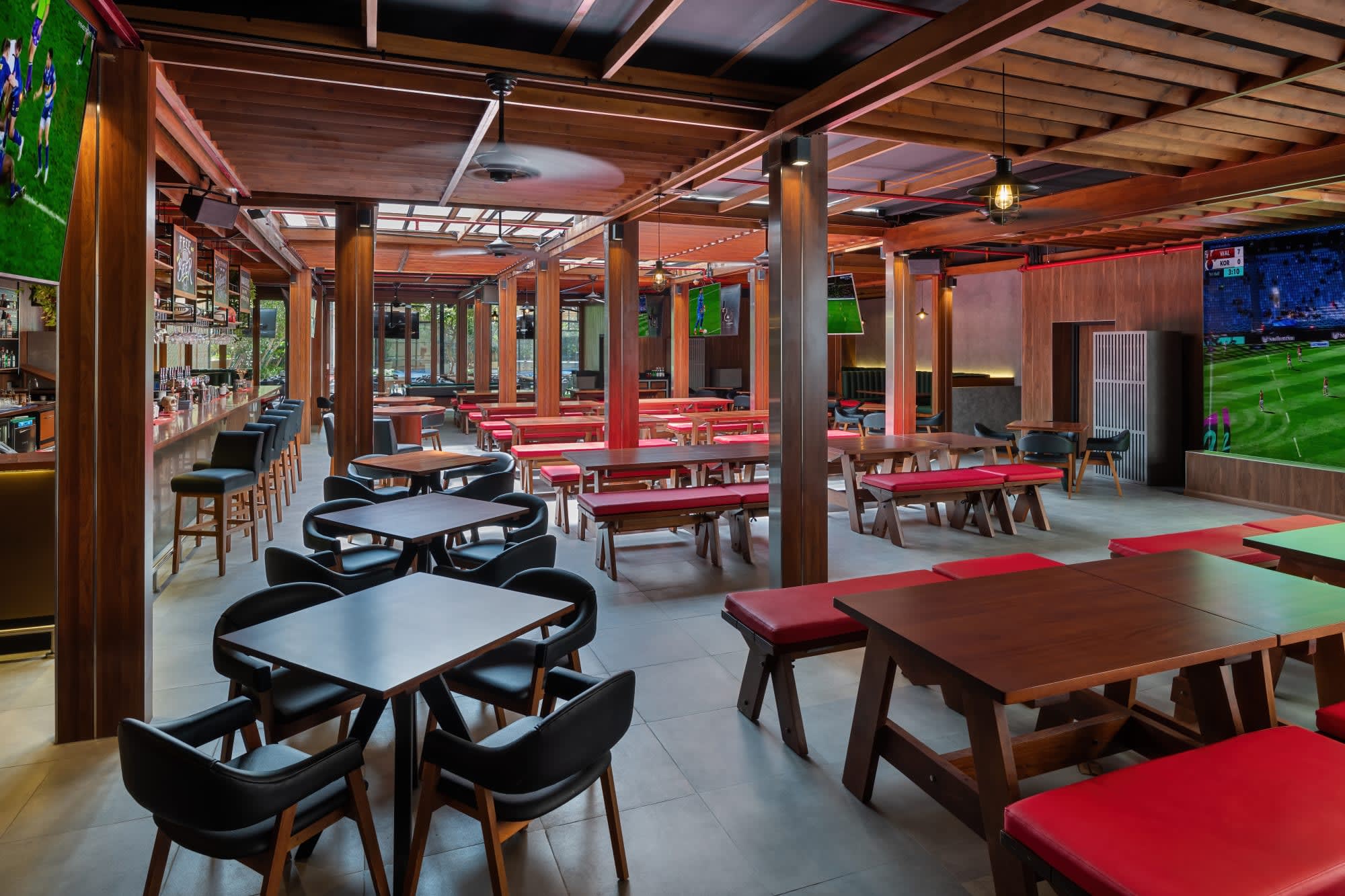 JA Ocean View Hotel in Dubai:  JA Ocean View Hotel - Offside Sports Bar