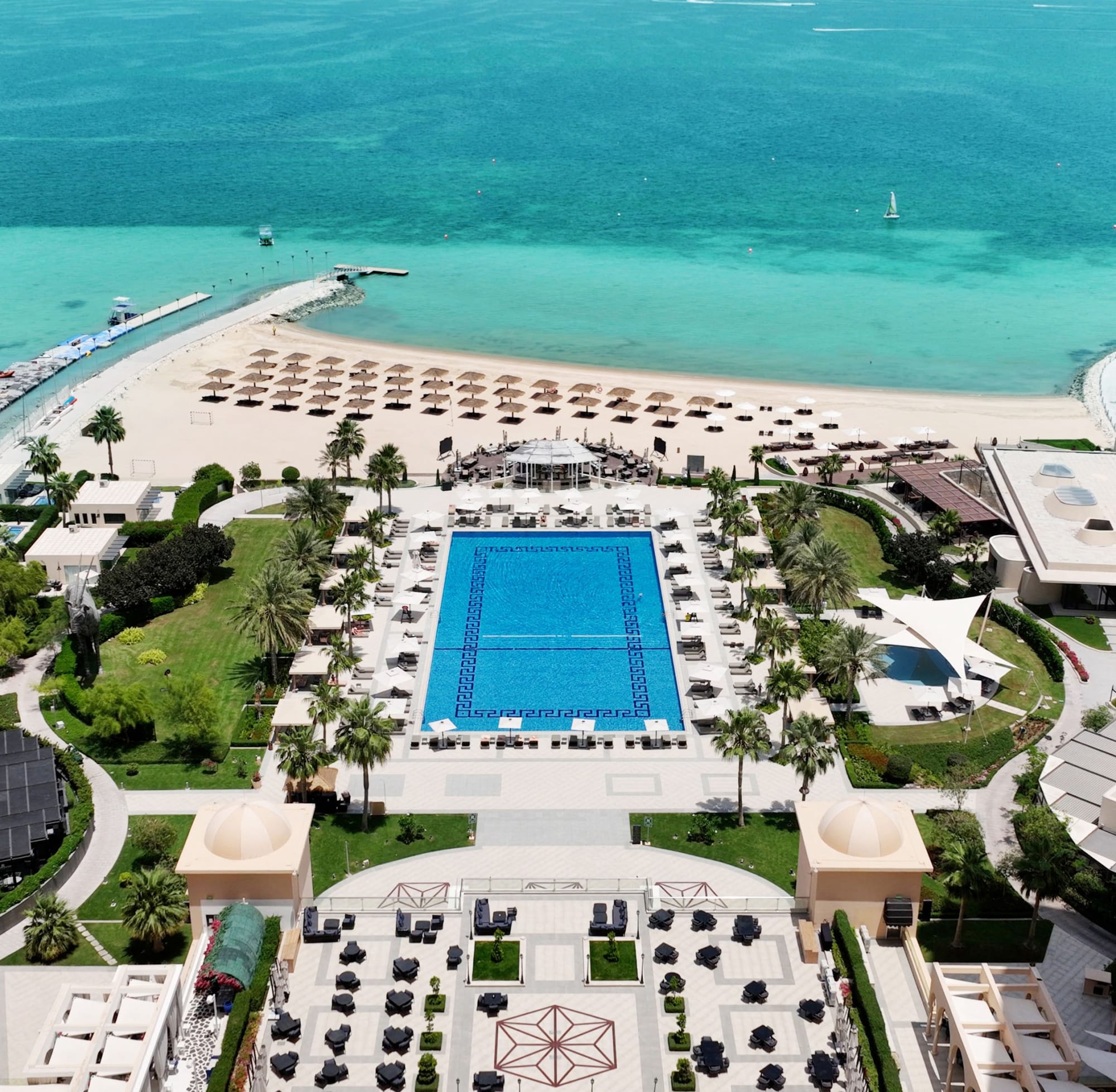 The St. Regis Doha: The St. Regis Doha - Strand und Pool