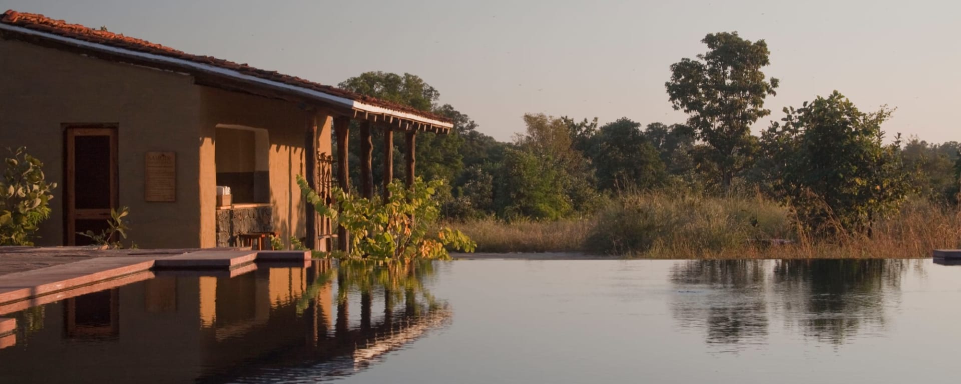 Samode Safari Lodge in Madhya Pradesh | Khajuraho:  Indien Samode Safari Lodge - Pool