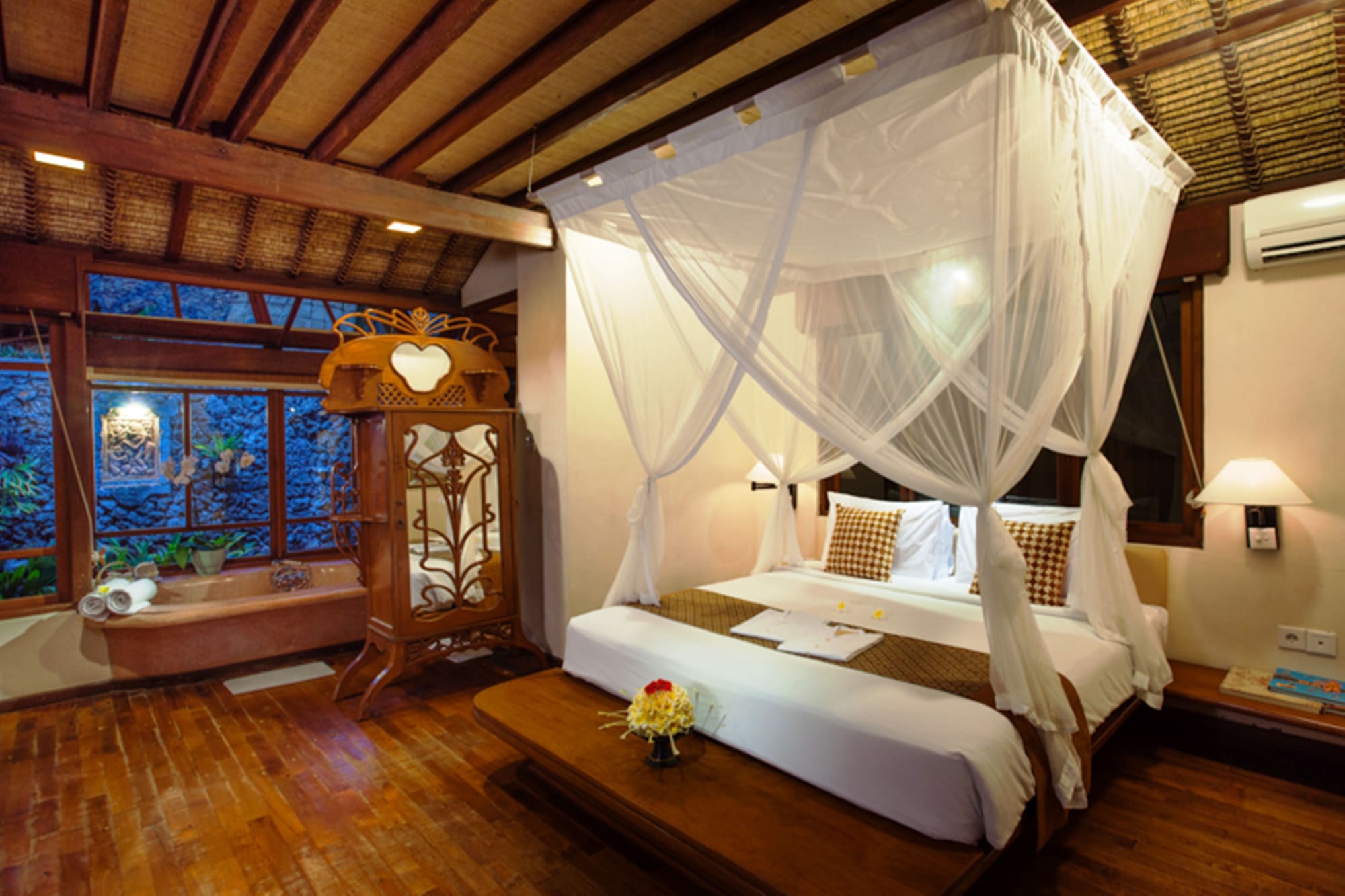 Tandjung Sari Hotel in Süd-Bali: Bali Tandjung Sari Beach Front