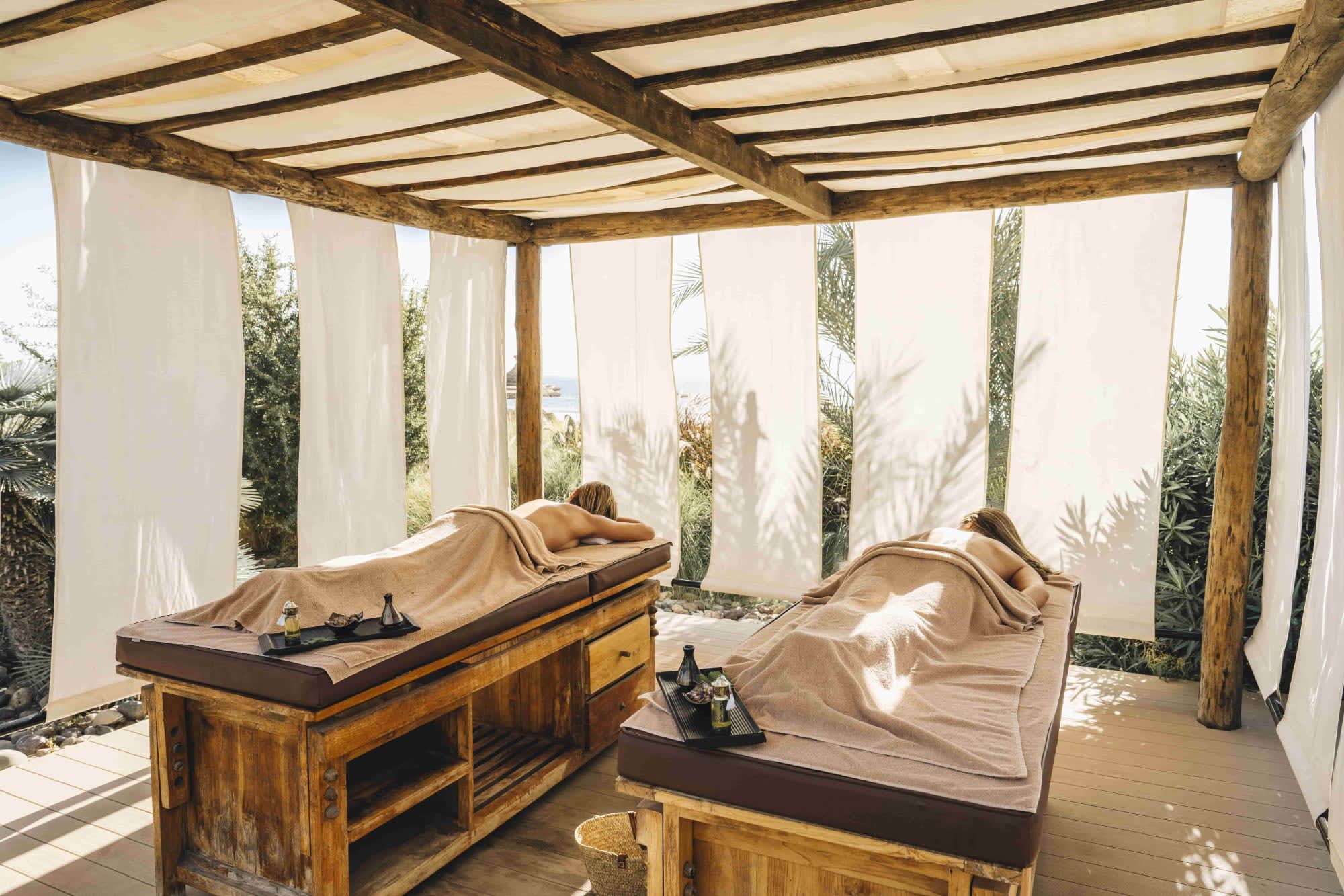 Paradis Plage Surf Yoga Resort & Spa in Agadir | Taghazout: Paradis Plage Outdoor-Spa-Massage