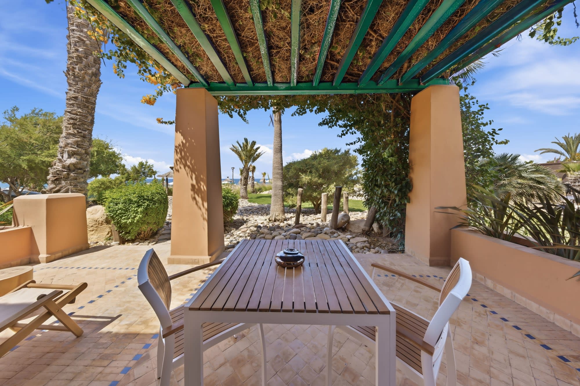 Paradis Plage Surf Yoga Resort & Spa in Agadir | Taghazout: Paradis Plage Bungalow Gartenblick Terrasse