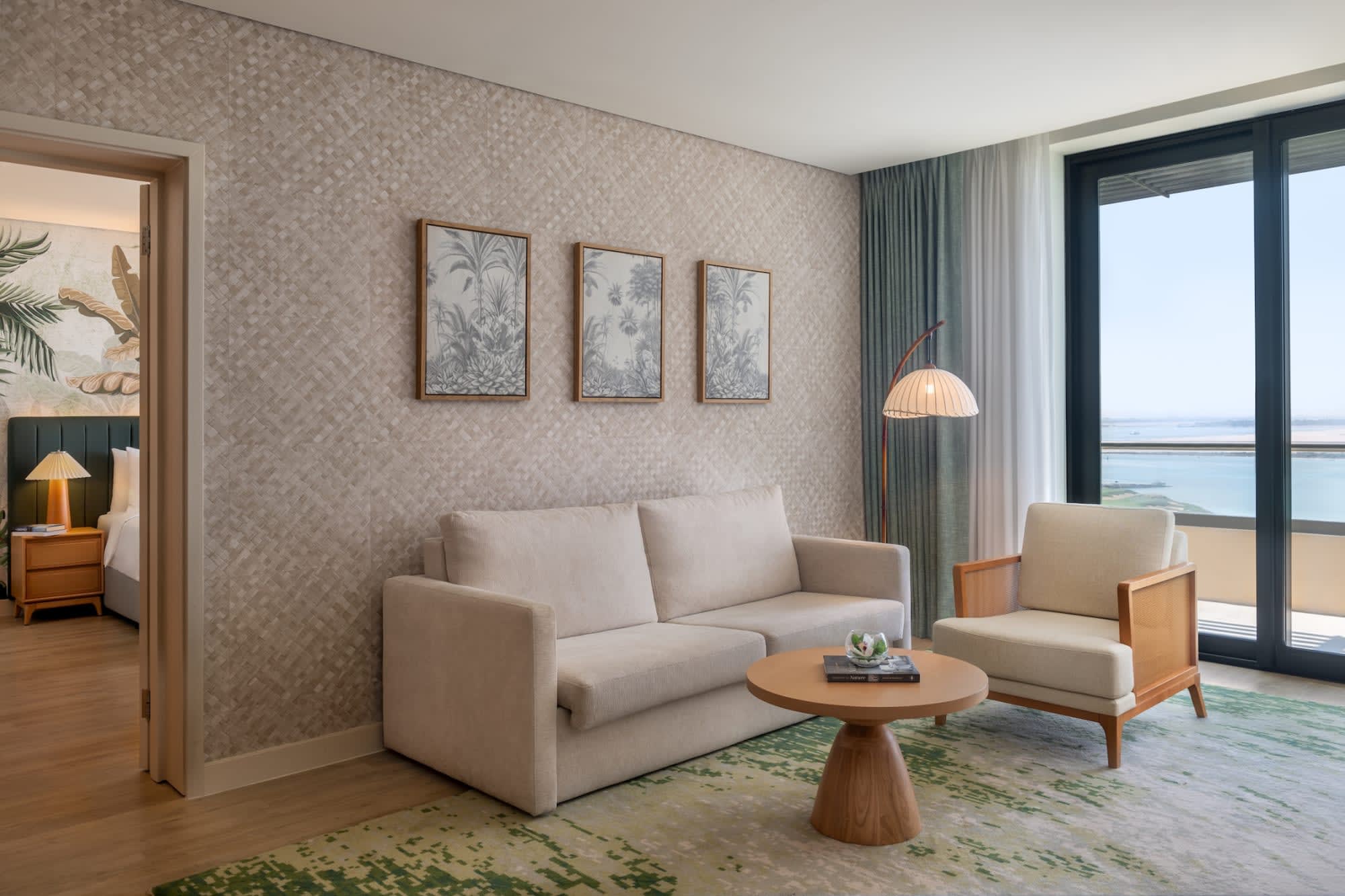 Yas Plaza Mangroves in Abu Dhabi:  Suite Meerblick
