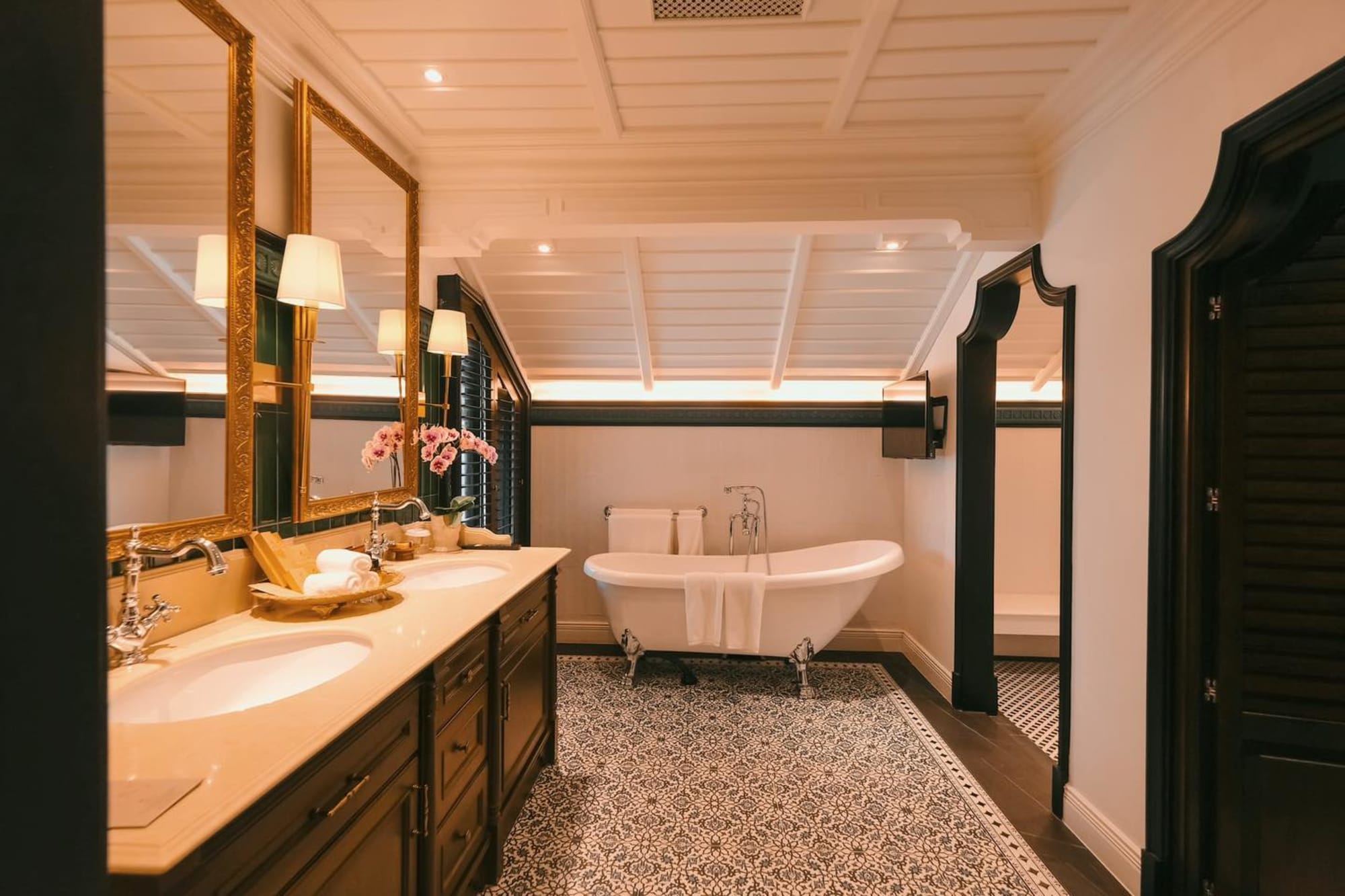 Na Nirand in Chiang Mai:  Lanna Corner Suite Bad