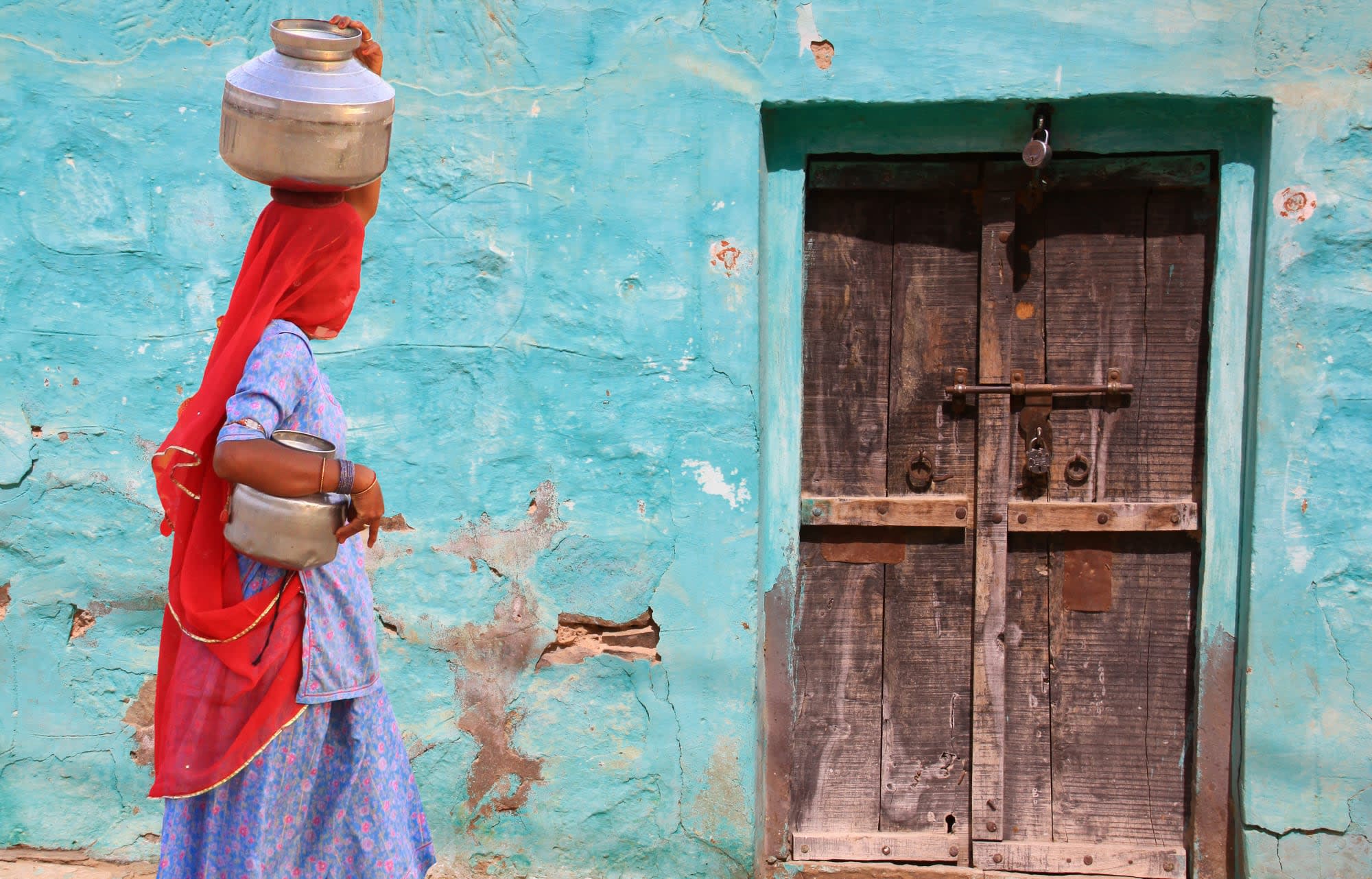 Höhepunkte Indiens ab Delhi: Indien Rajasthan Frau mit Wasserbehälter