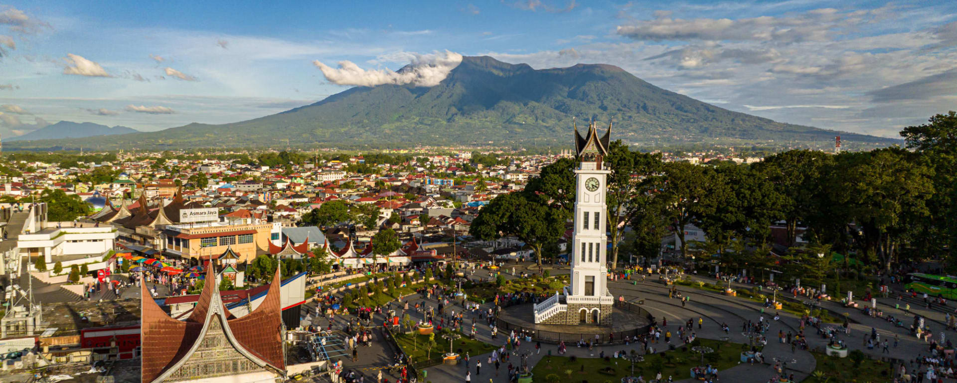 Überlandreise Sumatra ab Medan: Indonesien Sumatra Bukittinggi Uhrenturm Jam Gadang
