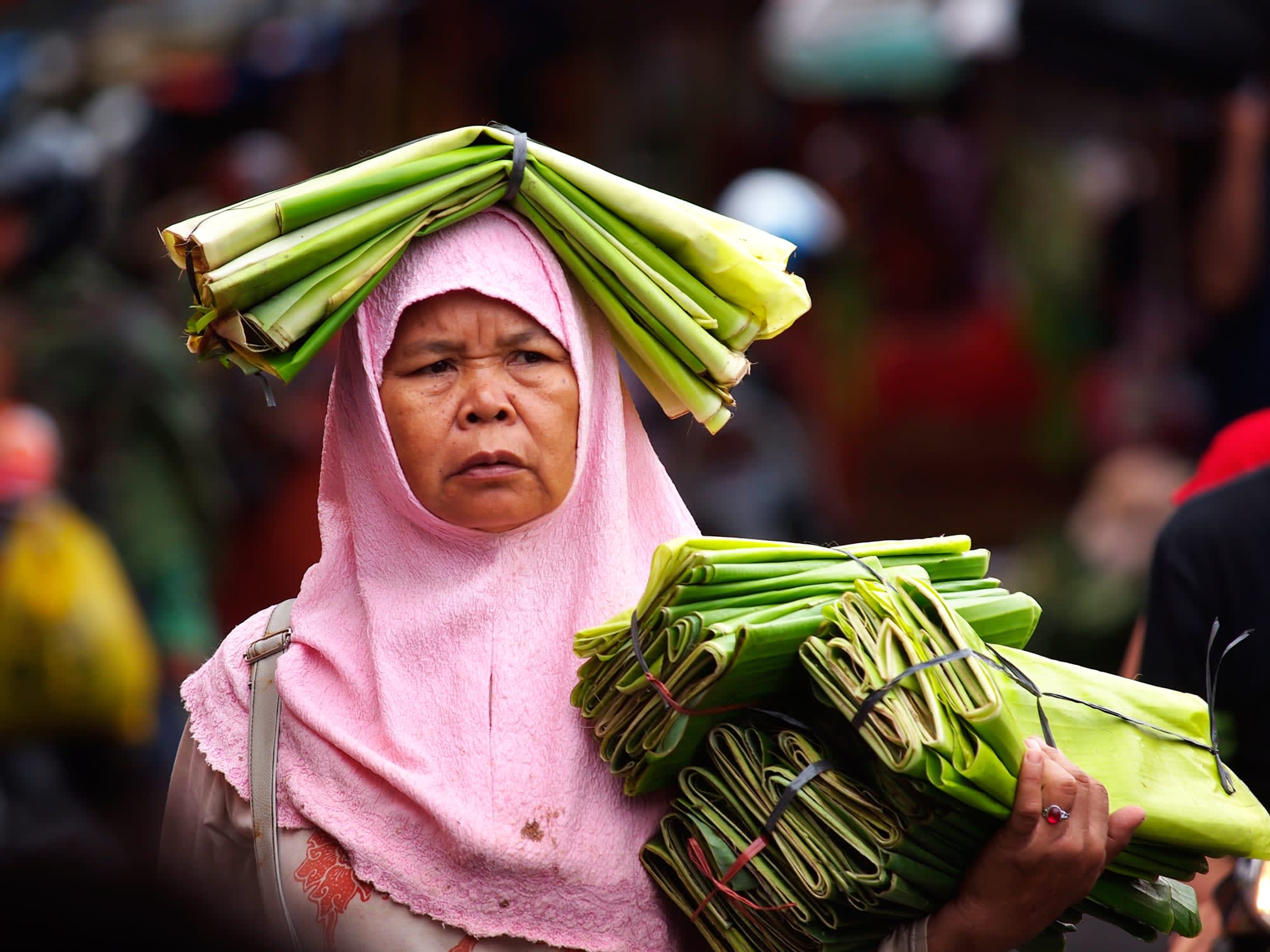 Überlandreise Sumatra ab Medan: Indonesien Sumatra Frau mit Bananenblättern