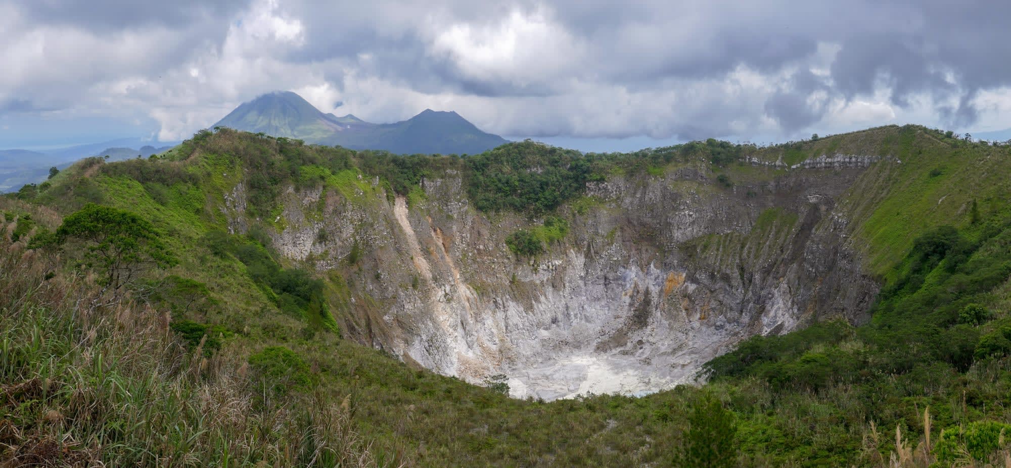Im Hochland der Minahasa ab Manado: Indonesien Sulawesi Mount Mahawu Krater