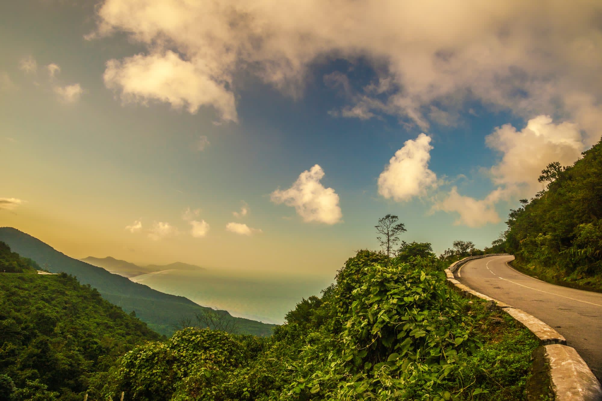 Unterwegs in Zentral-Vietnam, HUI-DAD ab Hue: Vietnam Wolkenpass