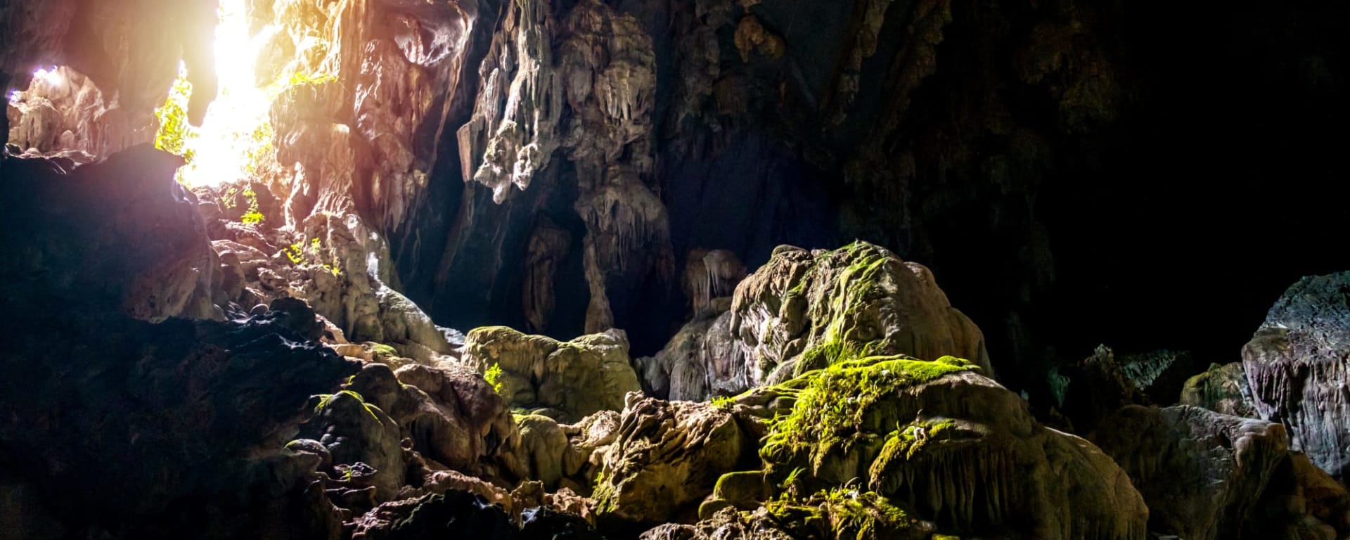 Überland von Luang Prabang nach Vientiane: Laos Vang Vieng Tham Phu Kham Höhle