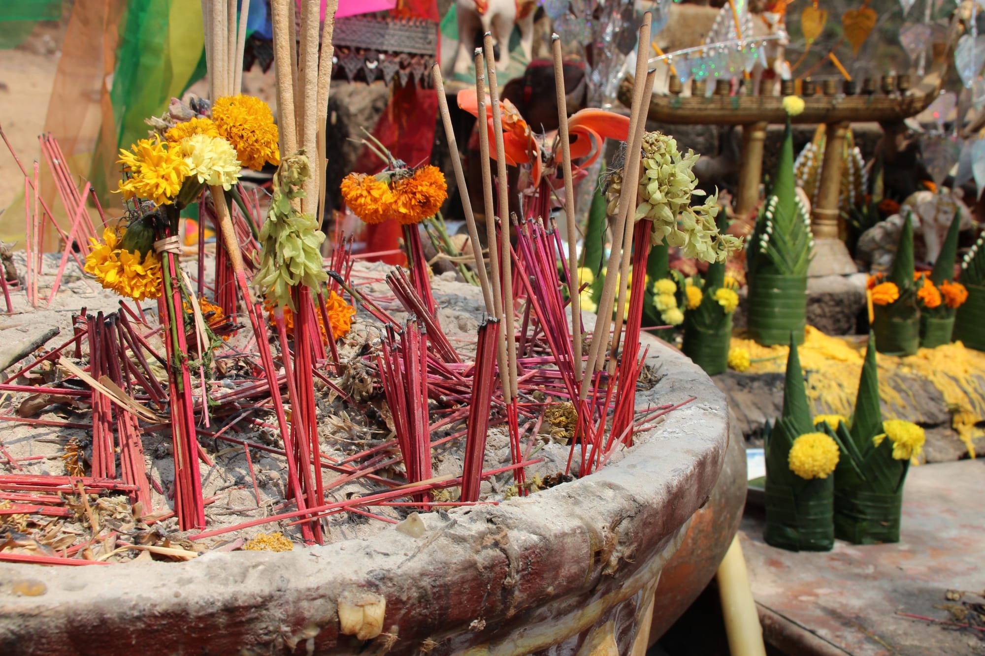 Natur & Kultur Süd-Laos ab Pakse: Laos Vat Phou Tempel Opfergaben