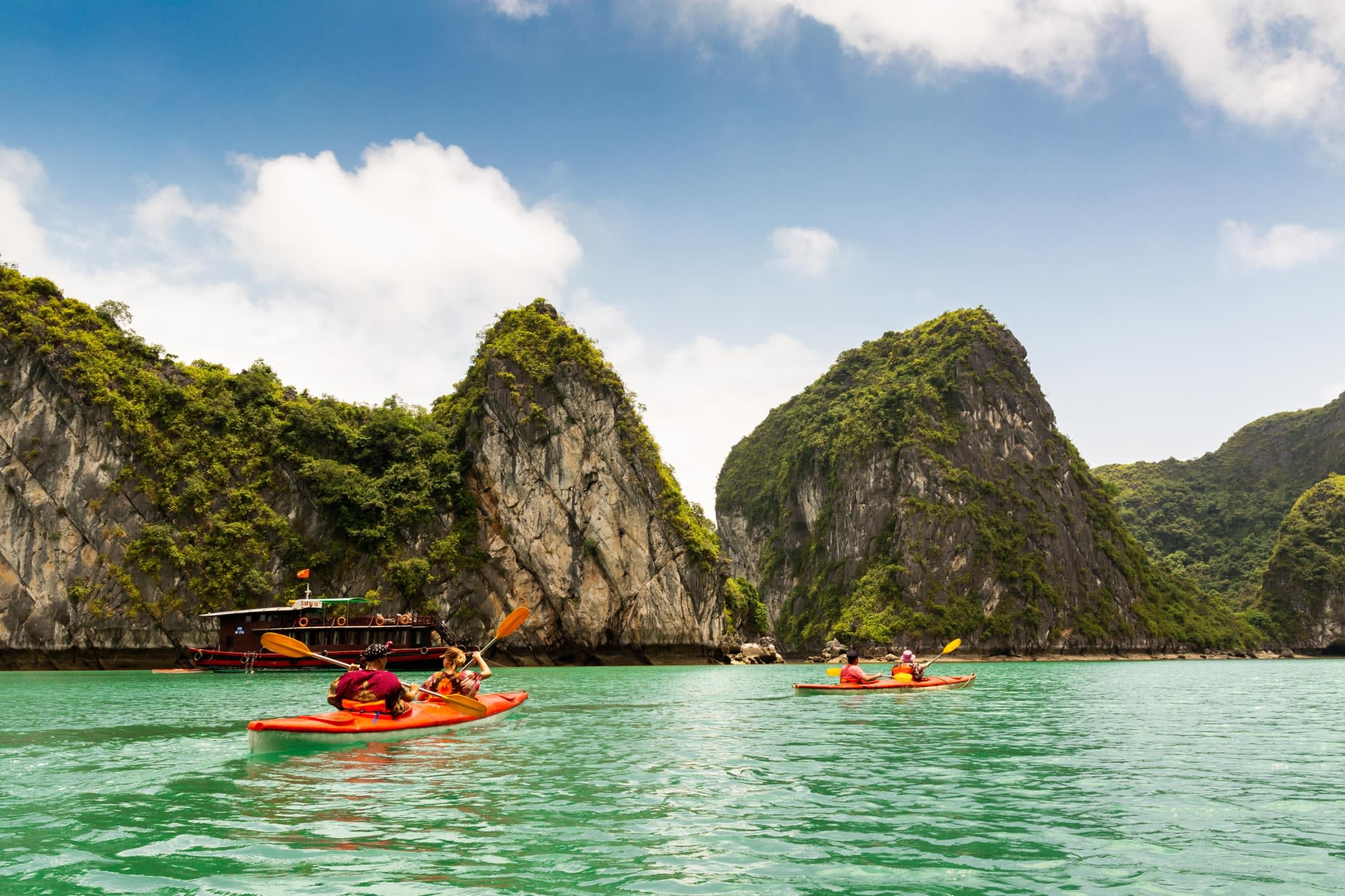 Faszinierende Halong Bucht mit Bhaya Classic, 2T/1N ab Hanoi: Vietnam Halong Bucht Kajak